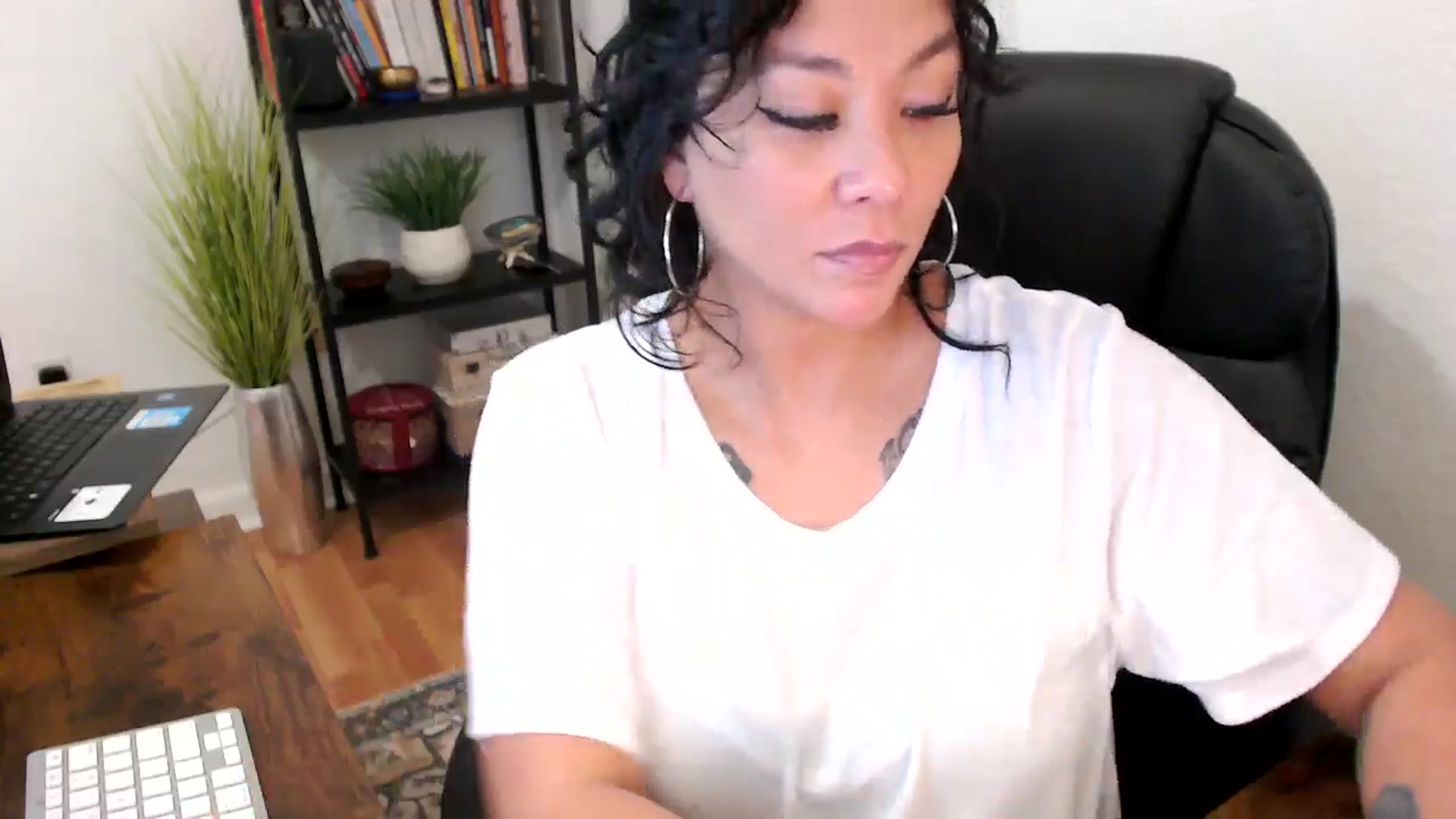 Gallery image thumbnail from MickaylaMinx's myfreecams stream on, 10/18/2024, 20:03 image 17 of 20