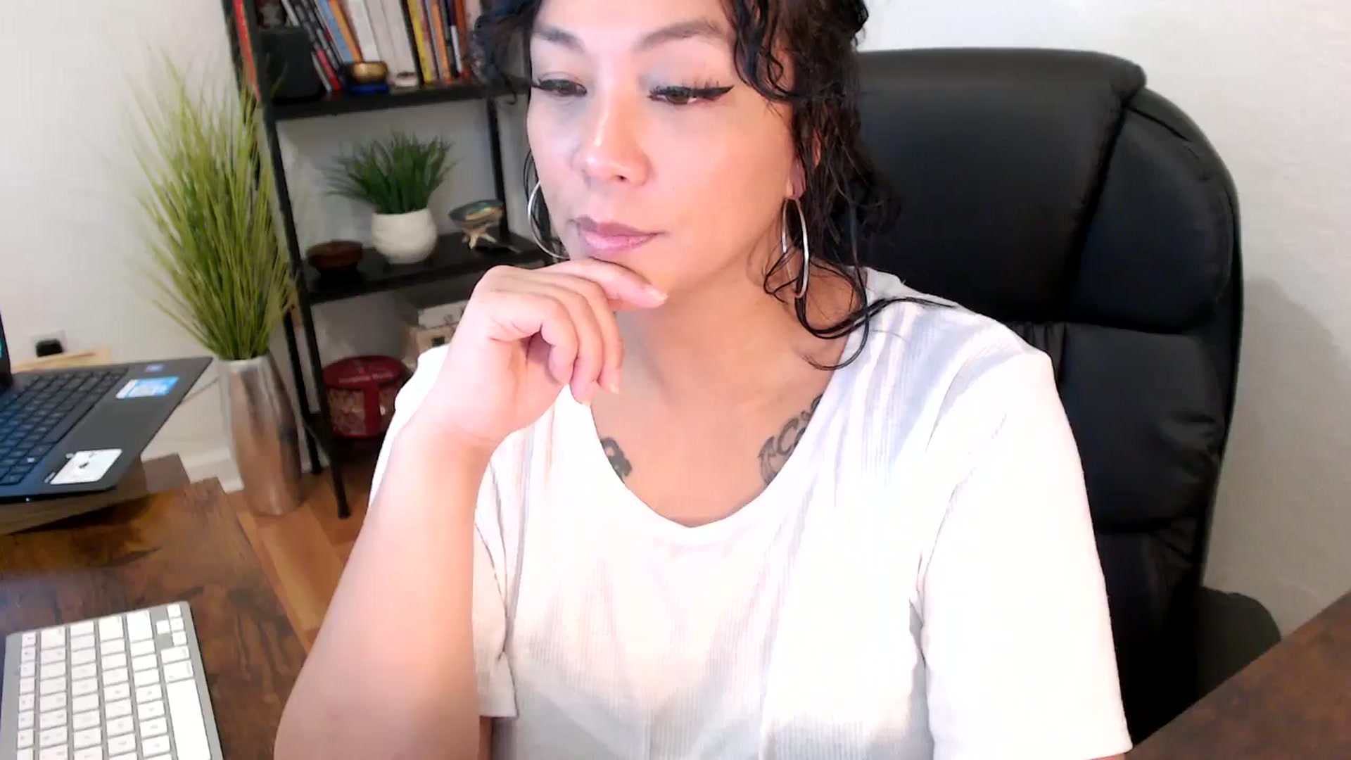 Gallery image thumbnail from MickaylaMinx's myfreecams stream on, 10/18/2024, 20:03 image 12 of 20