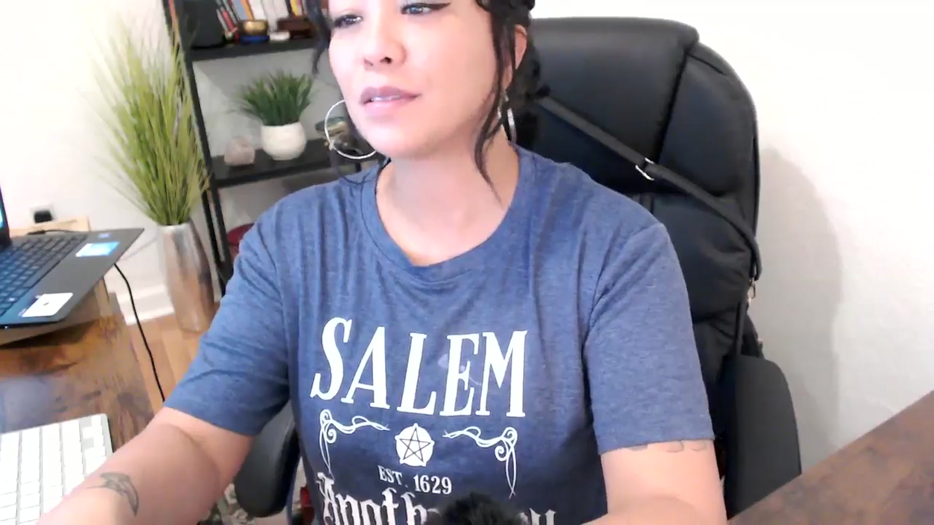 Gallery image thumbnail from MickaylaMinx's myfreecams stream on, 10/21/2024, 16:07 image 11 of 20