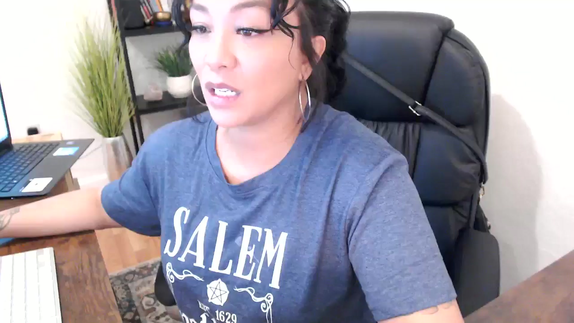Gallery image thumbnail from MickaylaMinx's myfreecams stream on, 10/21/2024, 17:26 image 17 of 20
