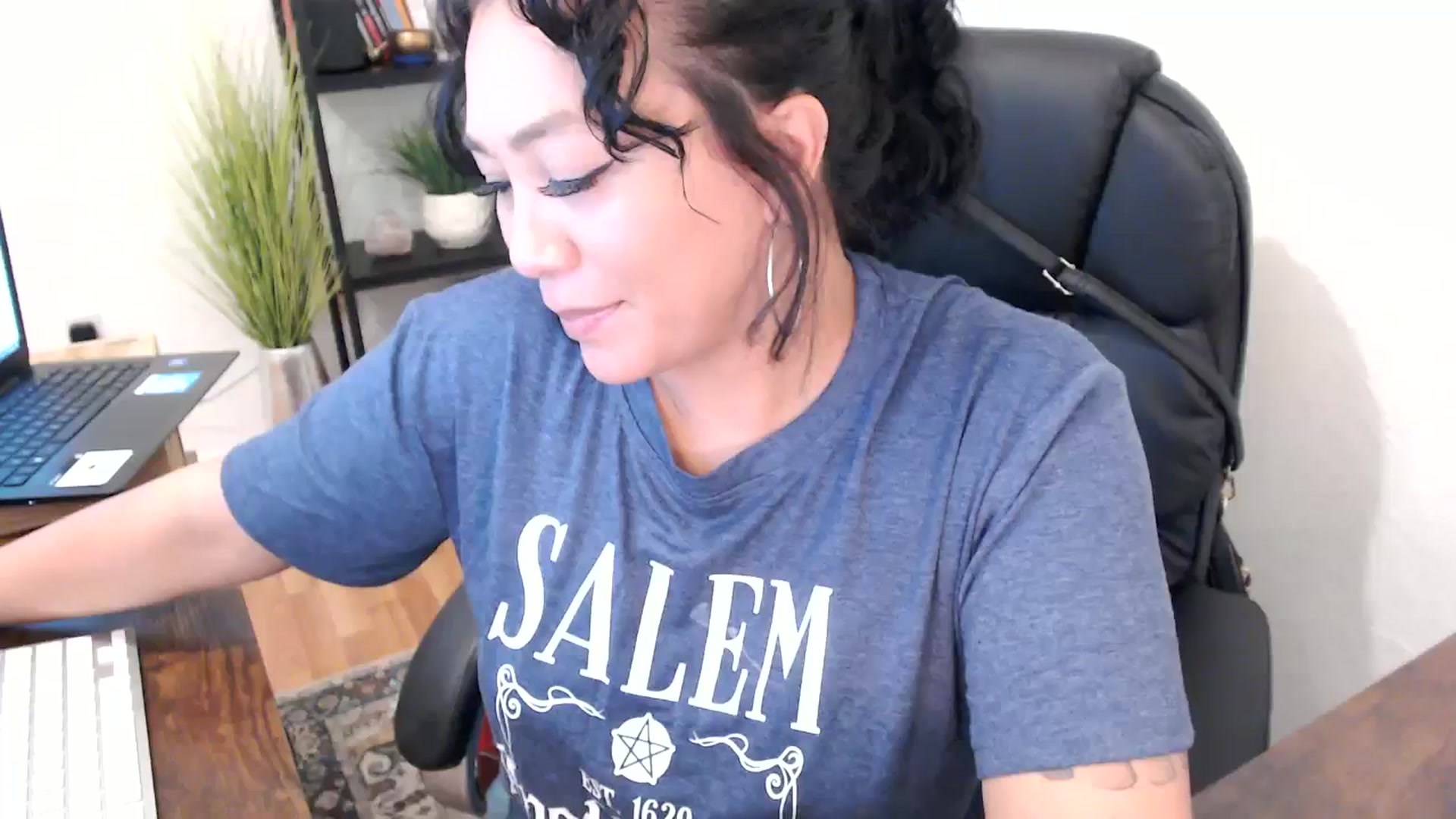 Gallery image thumbnail from MickaylaMinx's myfreecams stream on, 10/21/2024, 17:26 image 18 of 20