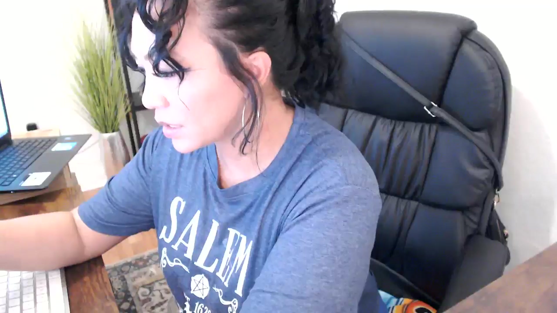 Gallery image thumbnail from MickaylaMinx's myfreecams stream on, 10/21/2024, 17:26 image 2 of 20