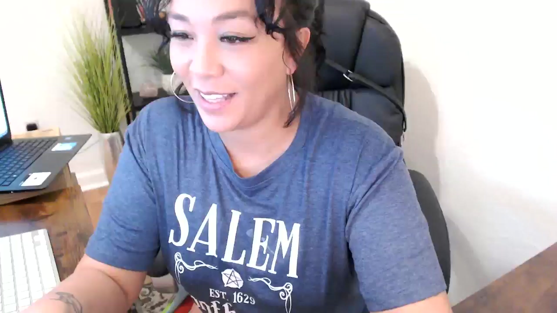 Gallery image thumbnail from MickaylaMinx's myfreecams stream on, 10/21/2024, 17:44 image 10 of 20