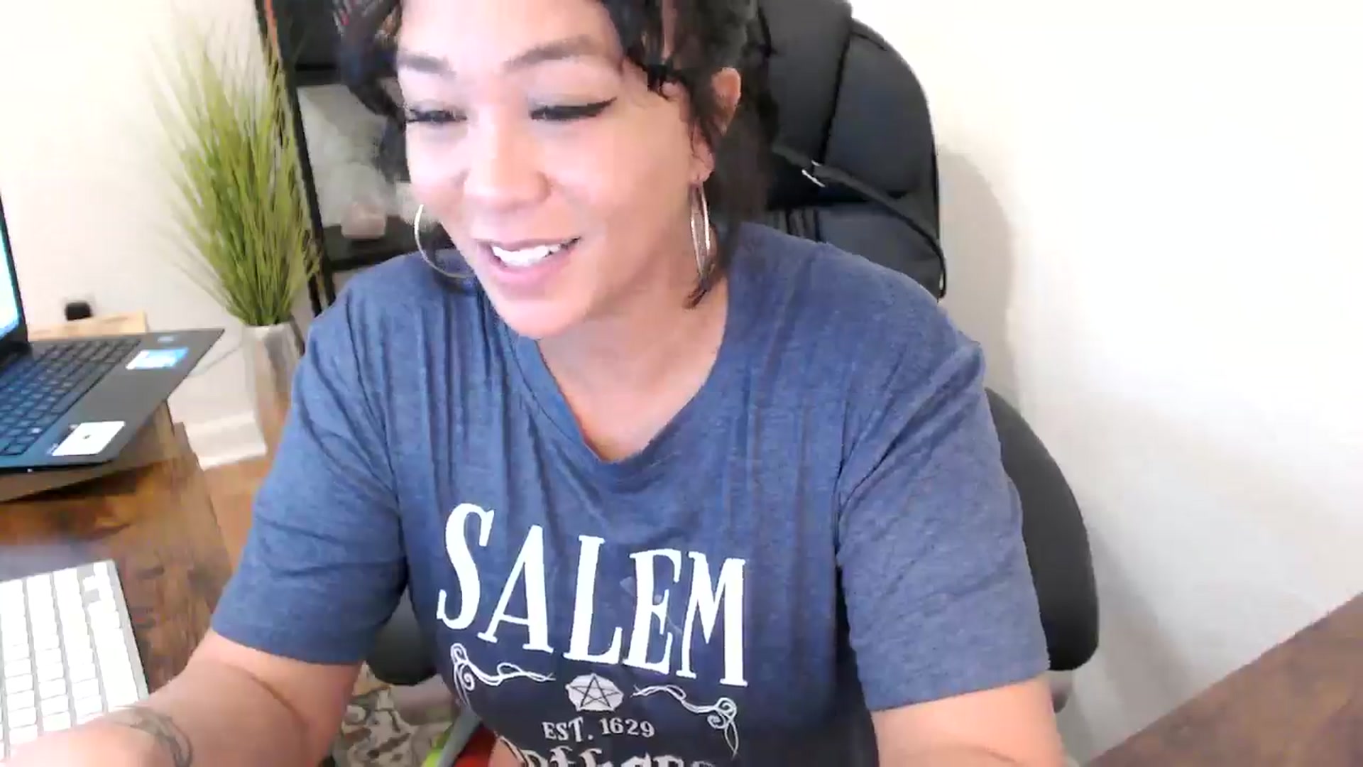 Gallery image thumbnail from MickaylaMinx's myfreecams stream on, 10/21/2024, 17:44 image 16 of 20