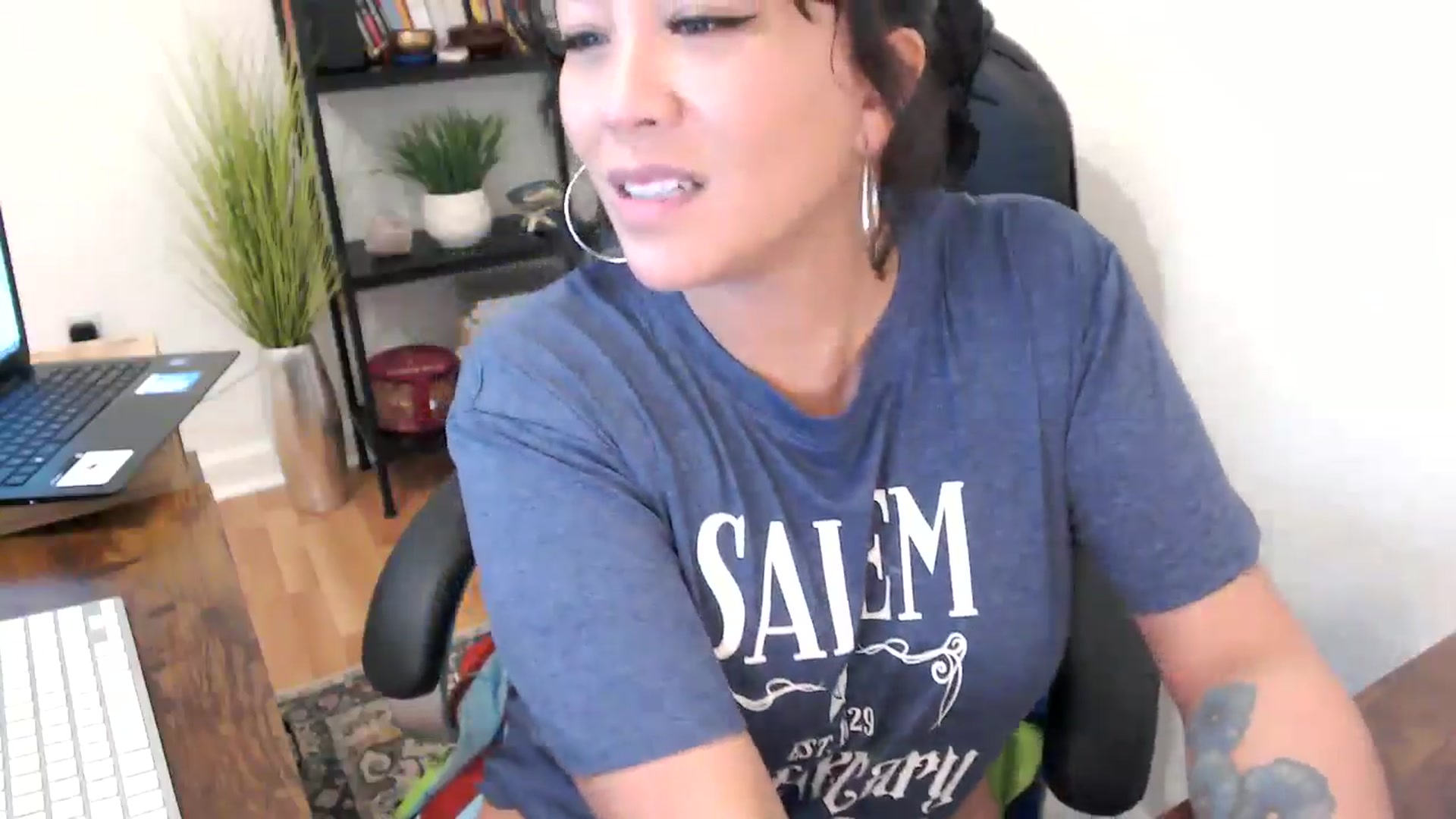 Gallery image thumbnail from MickaylaMinx's myfreecams stream on, 10/21/2024, 17:44 image 4 of 20