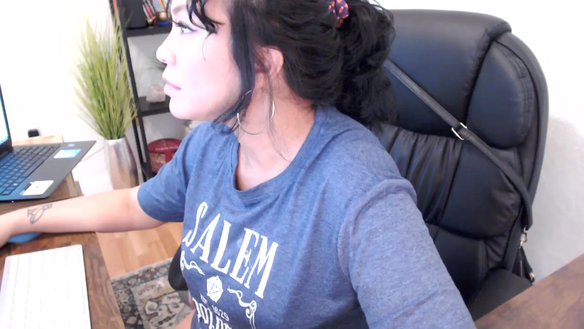 Gallery image thumbnail from MickaylaMinx's myfreecams stream on, 10/21/2024, 18:32 image 19 of 20