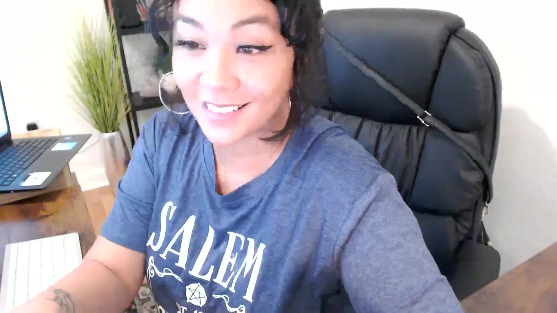 Gallery image thumbnail from MickaylaMinx's myfreecams stream on, 10/21/2024, 18:32 image 15 of 20