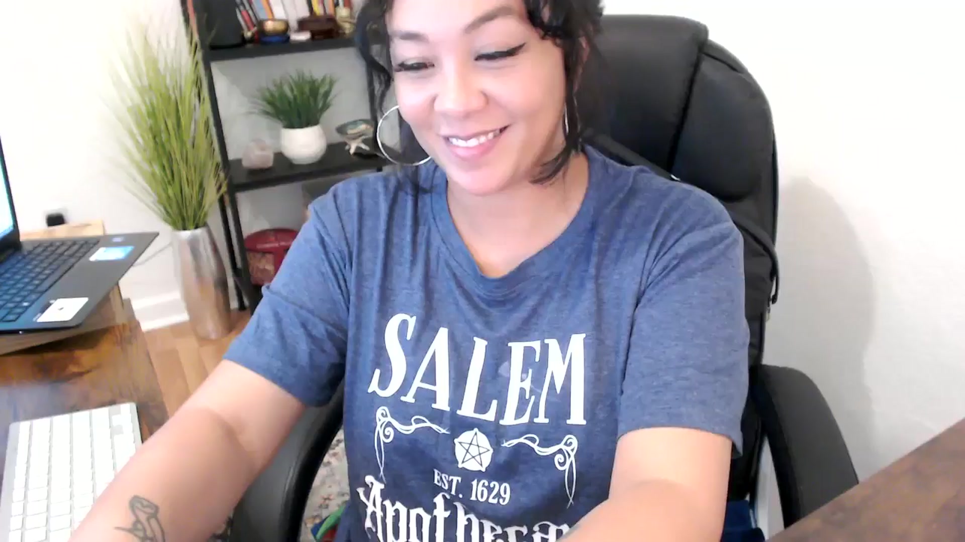 Gallery image thumbnail from MickaylaMinx's myfreecams stream on, 10/21/2024, 18:32 image 16 of 20