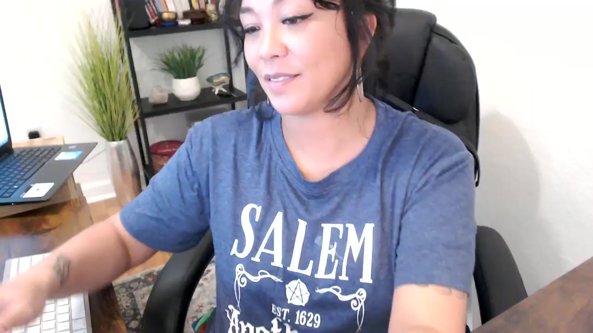 Gallery image thumbnail from MickaylaMinx's myfreecams stream on, 10/21/2024, 18:32 image 18 of 20