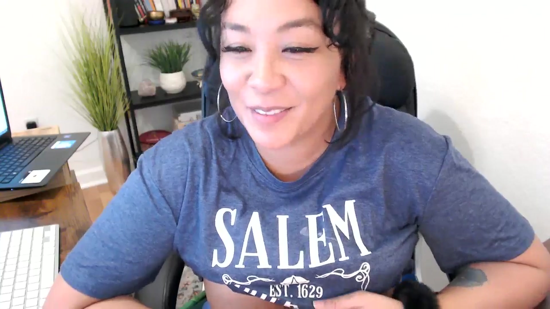 Gallery image thumbnail from MickaylaMinx's myfreecams stream on, 10/21/2024, 18:32 image 10 of 20