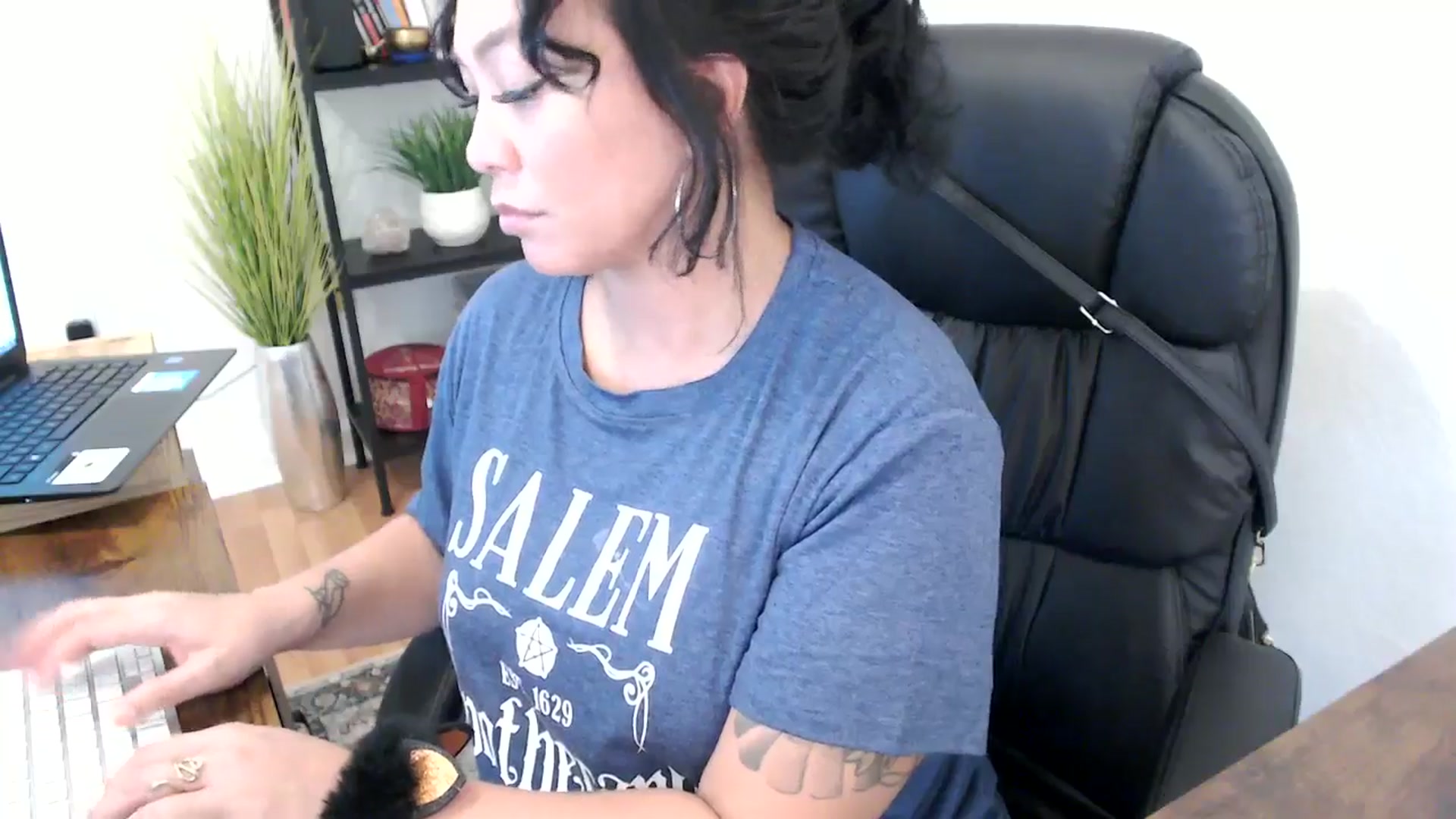 Gallery image thumbnail from MickaylaMinx's myfreecams stream on, 10/21/2024, 20:02 image 3 of 20