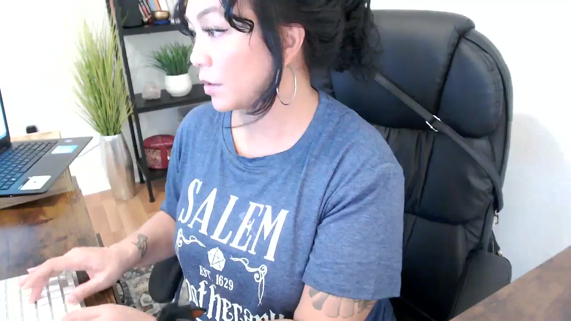 Gallery image thumbnail from MickaylaMinx's myfreecams stream on, 10/21/2024, 20:02 image 6 of 20