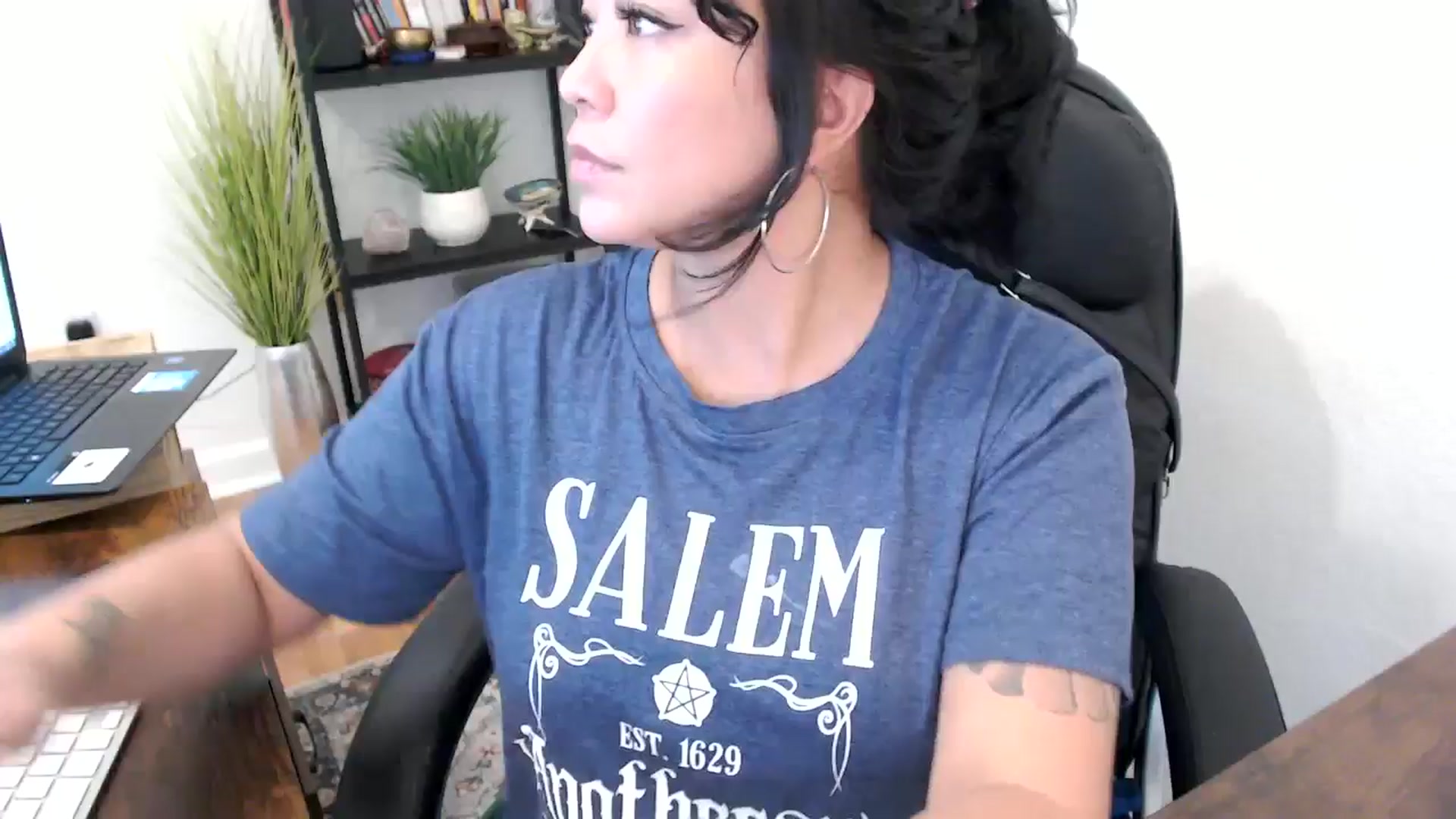 Gallery image thumbnail from MickaylaMinx's myfreecams stream on, 10/21/2024, 20:02 image 8 of 20