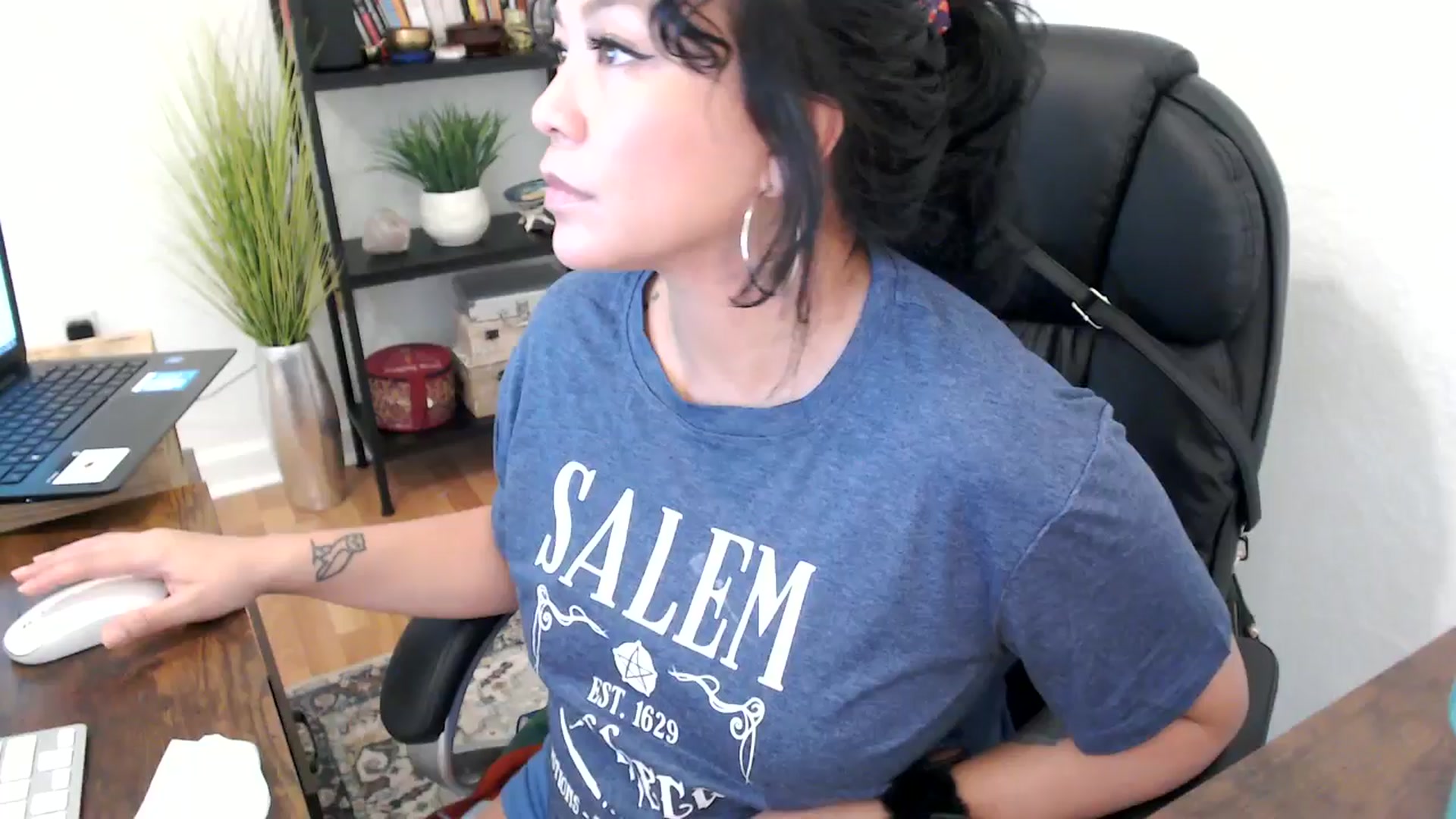 Gallery image thumbnail from MickaylaMinx's myfreecams stream on, 10/21/2024, 20:20 image 1 of 20