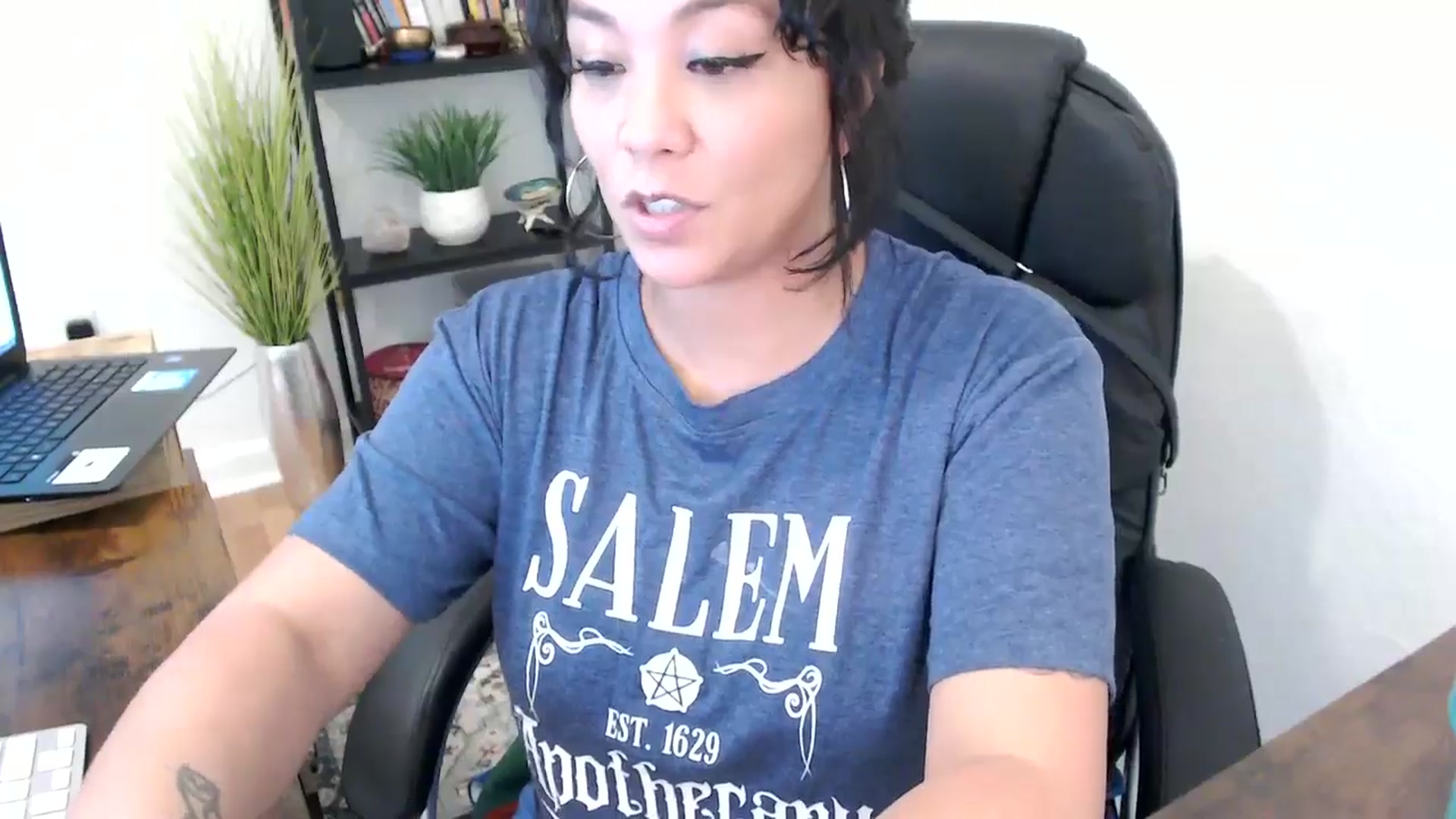 Gallery image thumbnail from MickaylaMinx's myfreecams stream on, 10/21/2024, 20:20 image 6 of 20