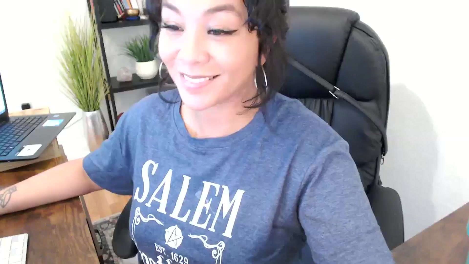 Gallery image thumbnail from MickaylaMinx's myfreecams stream on, 10/21/2024, 20:20 image 8 of 20