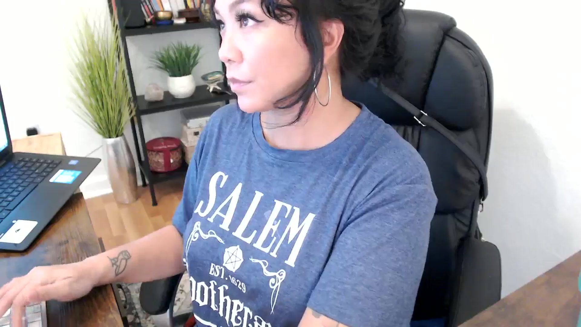 Gallery image thumbnail from MickaylaMinx's myfreecams stream on, 10/21/2024, 20:20 image 14 of 20
