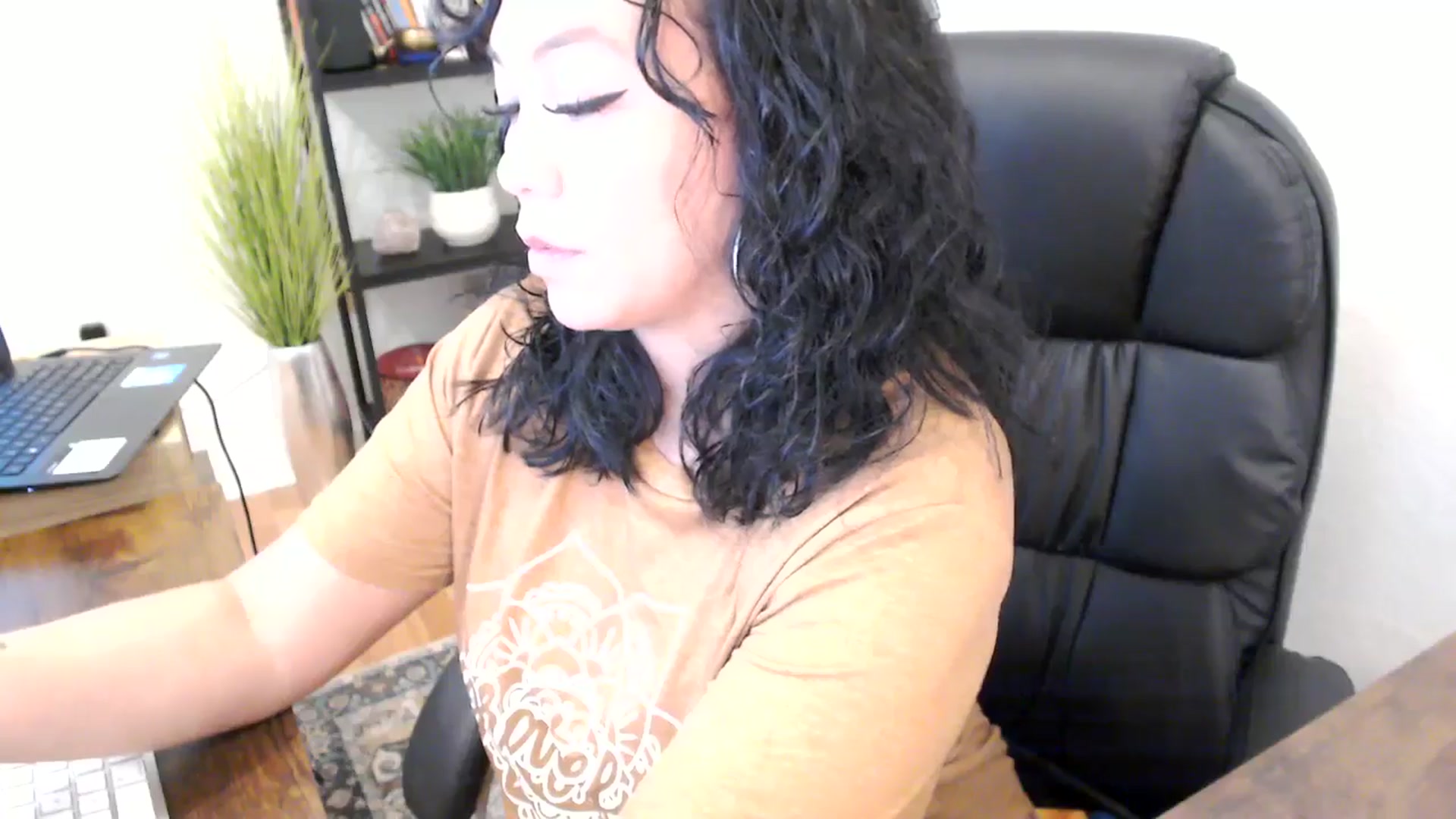 Gallery image thumbnail from MickaylaMinx's myfreecams stream on, 10/22/2024, 17:30 image 14 of 20