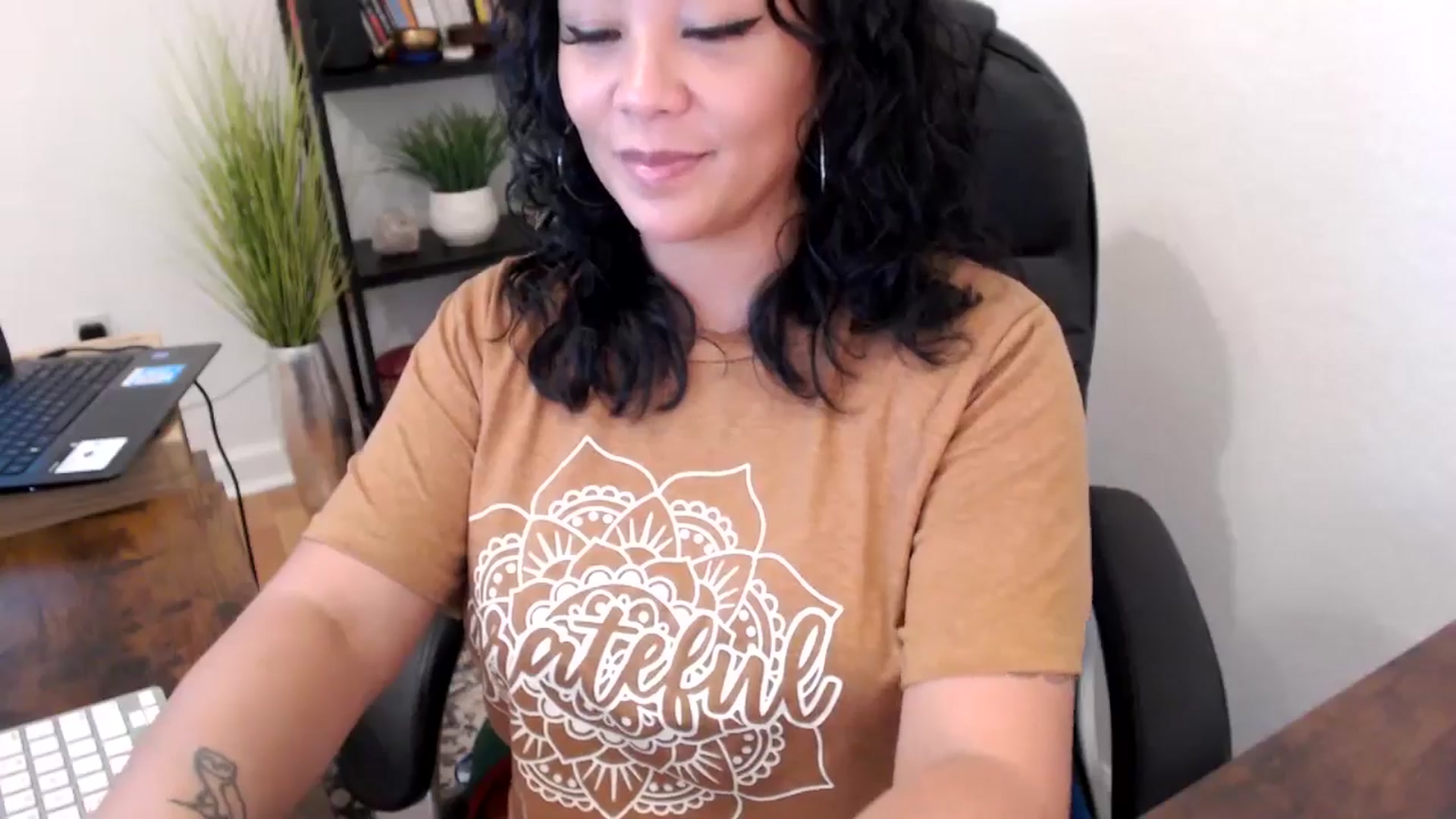 Gallery image thumbnail from MickaylaMinx's myfreecams stream on, 10/22/2024, 19:03 image 17 of 20