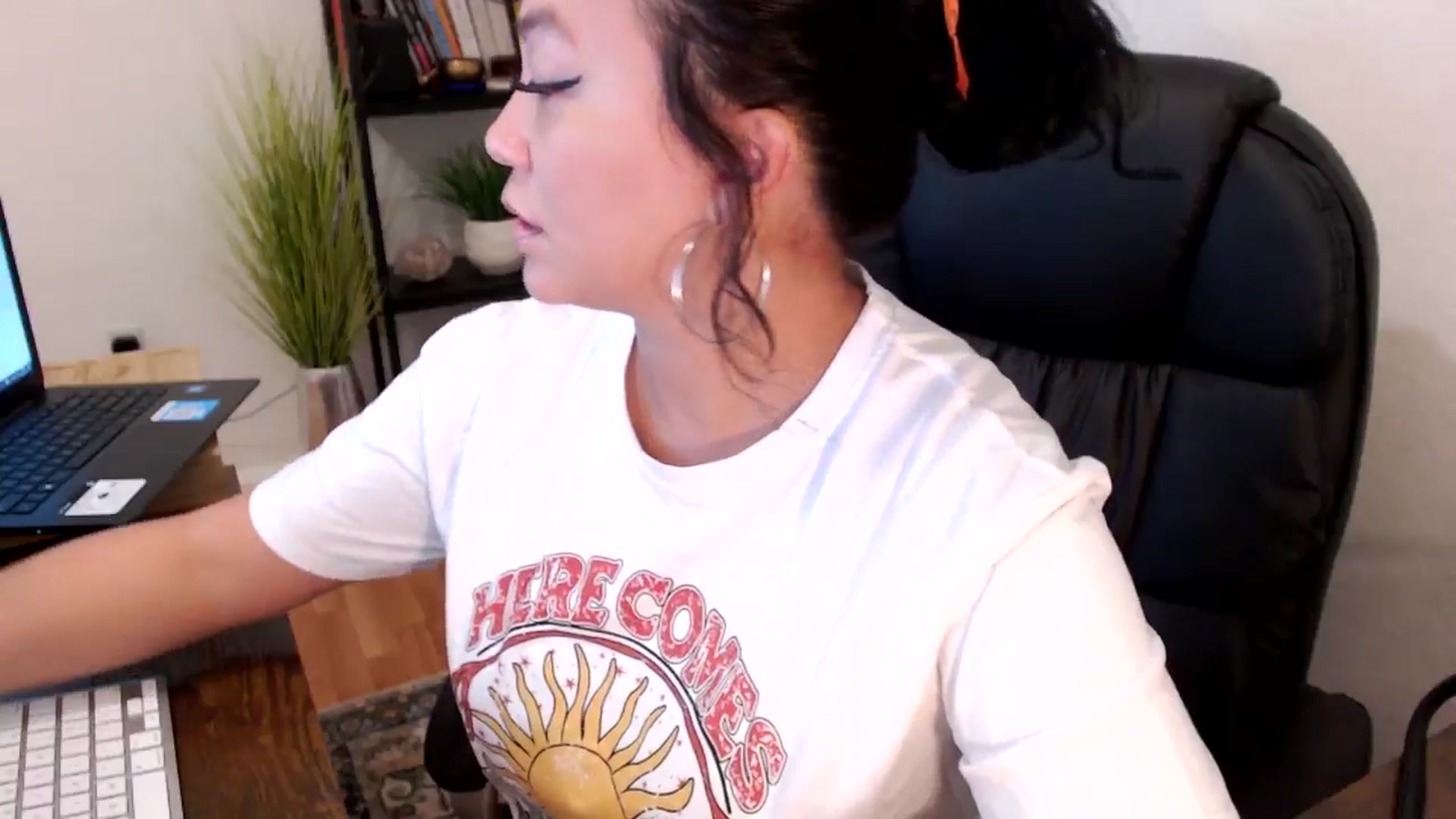 Gallery image thumbnail from MickaylaMinx's myfreecams stream on, 10/23/2024, 15:56 image 10 of 20