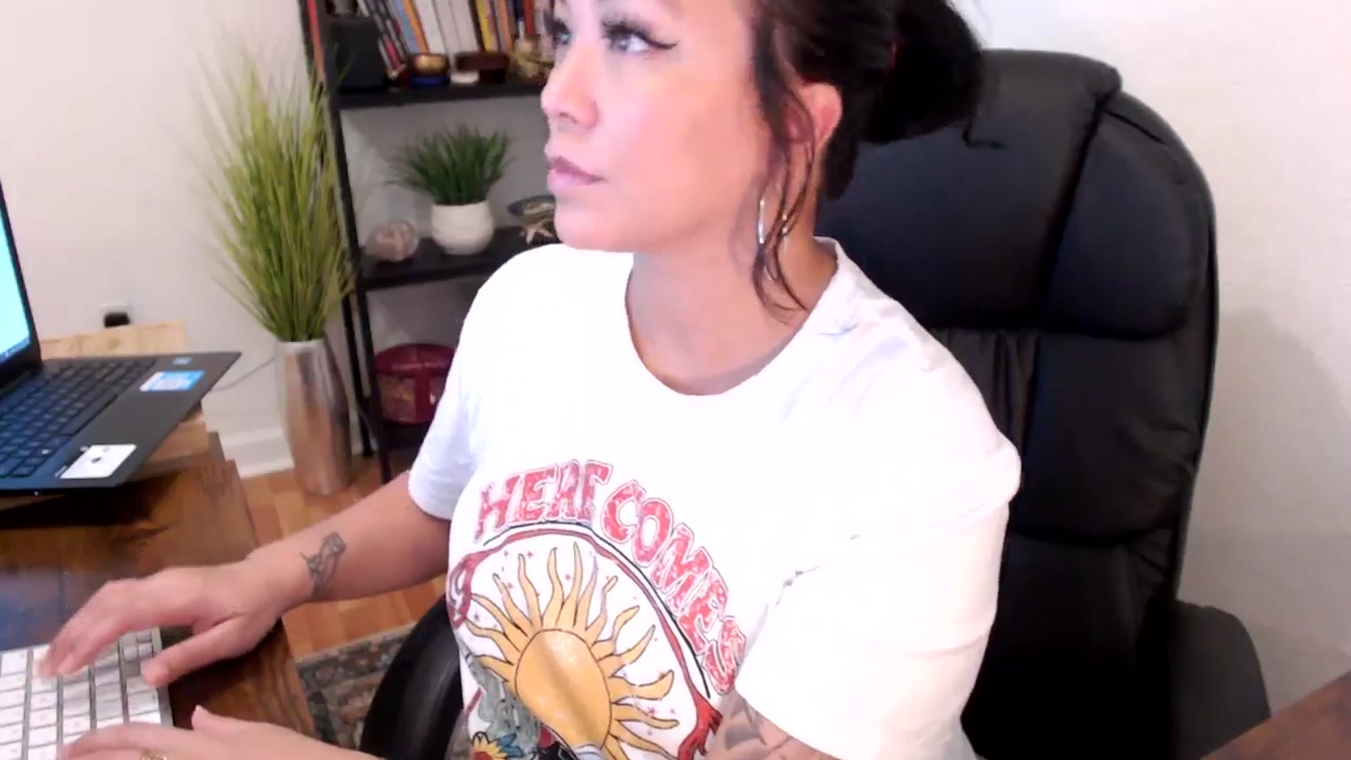 Gallery image thumbnail from MickaylaMinx's myfreecams stream on, 10/23/2024, 15:56 image 6 of 20