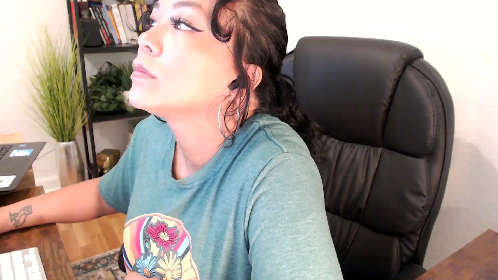 Gallery image thumbnail from MickaylaMinx's myfreecams stream on, 11/01/2024, 16:03 image 12 of 20