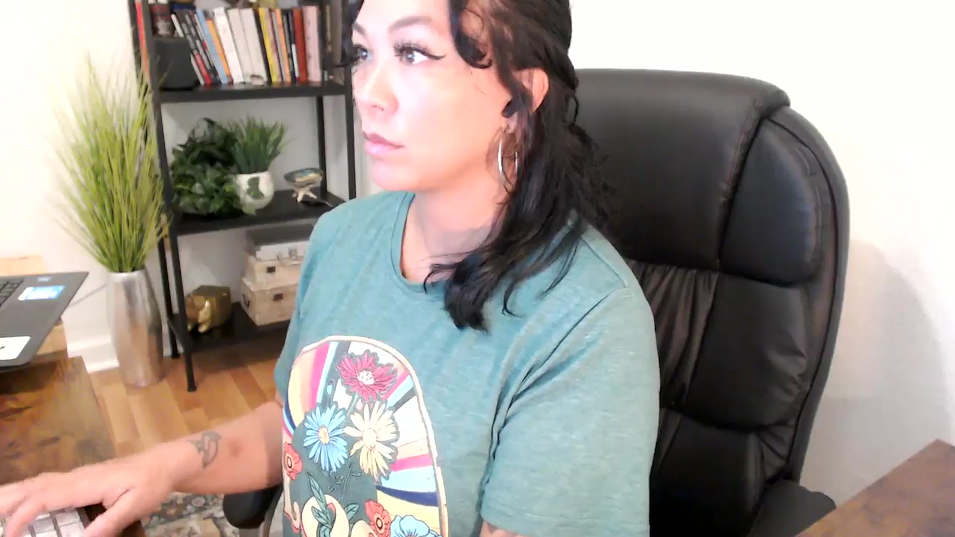 Gallery image thumbnail from MickaylaMinx's myfreecams stream on, 11/01/2024, 16:38 image 7 of 20