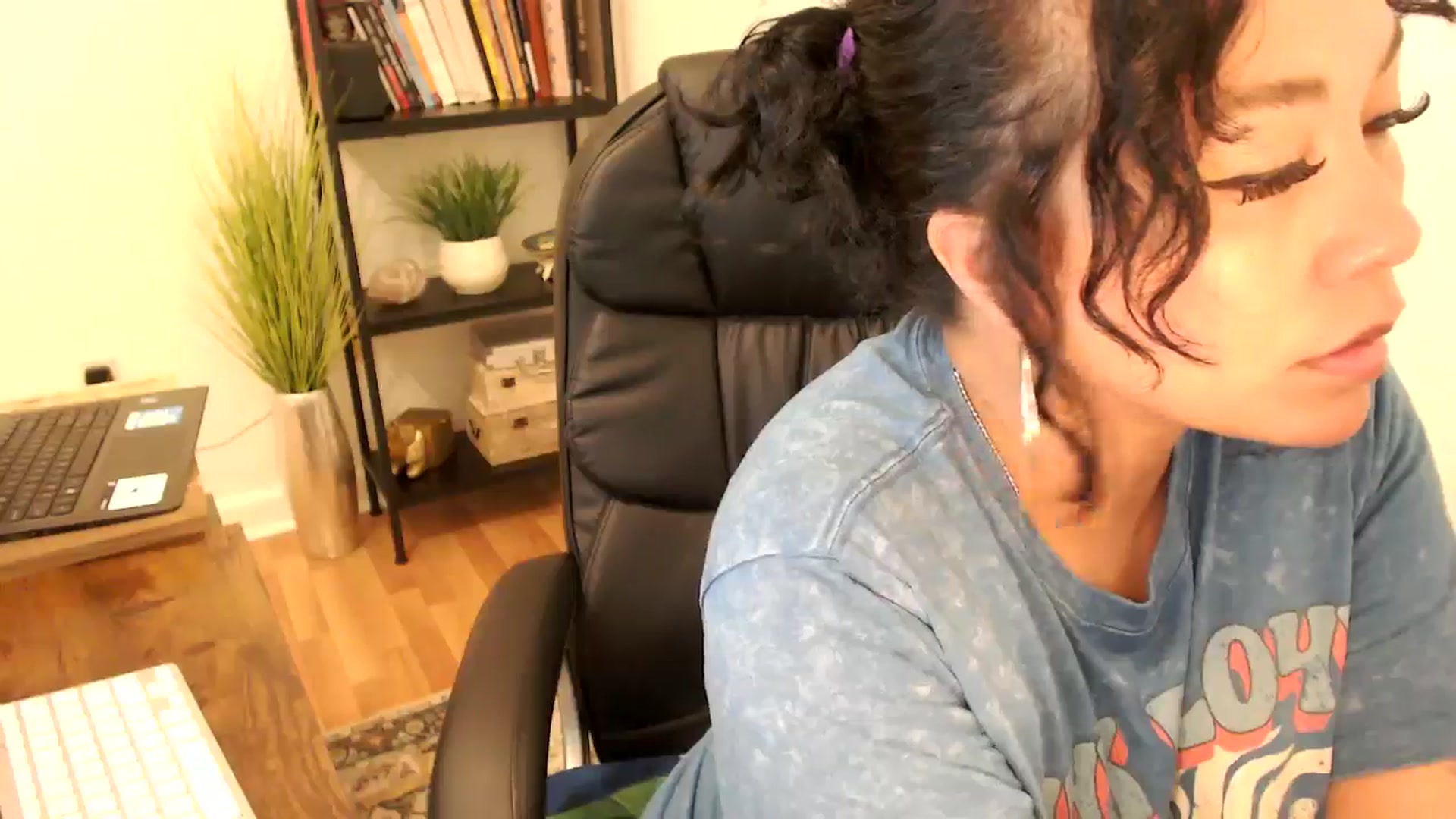 Gallery image thumbnail from MickaylaMinx's myfreecams stream on, 11/04/2024, 18:09 image 4 of 20