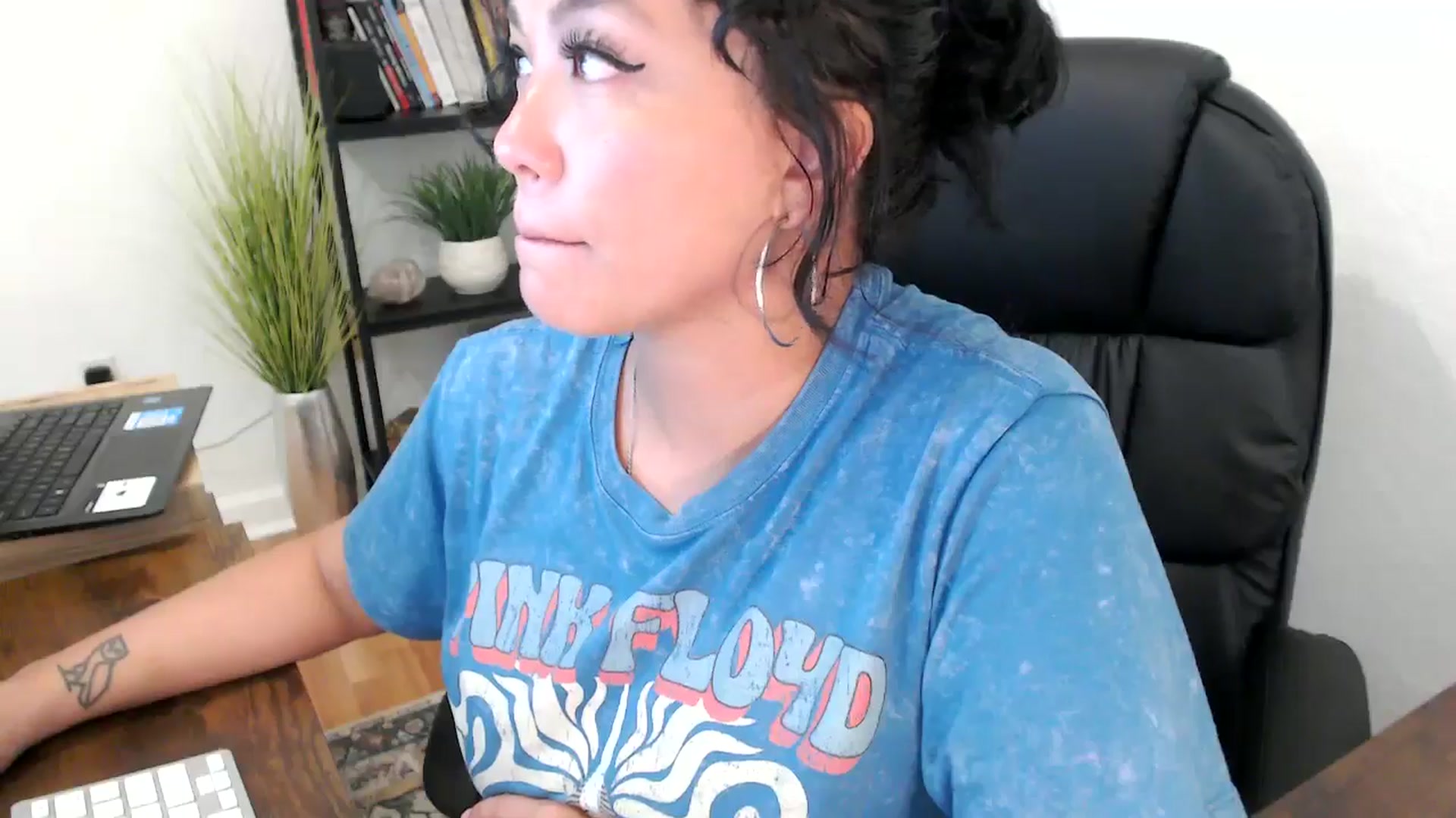 Gallery image thumbnail from MickaylaMinx's myfreecams stream on, 11/04/2024, 20:56 image 6 of 20