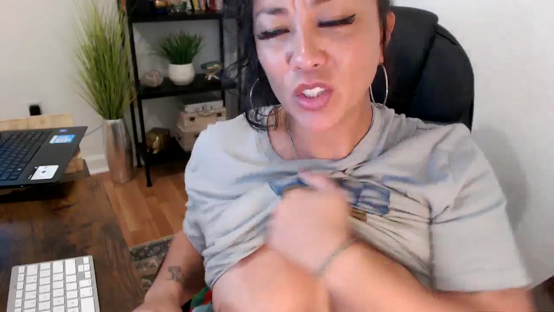 Gallery image thumbnail from MickaylaMinx's myfreecams stream on, 11/06/2024, 20:13 image 15 of 20