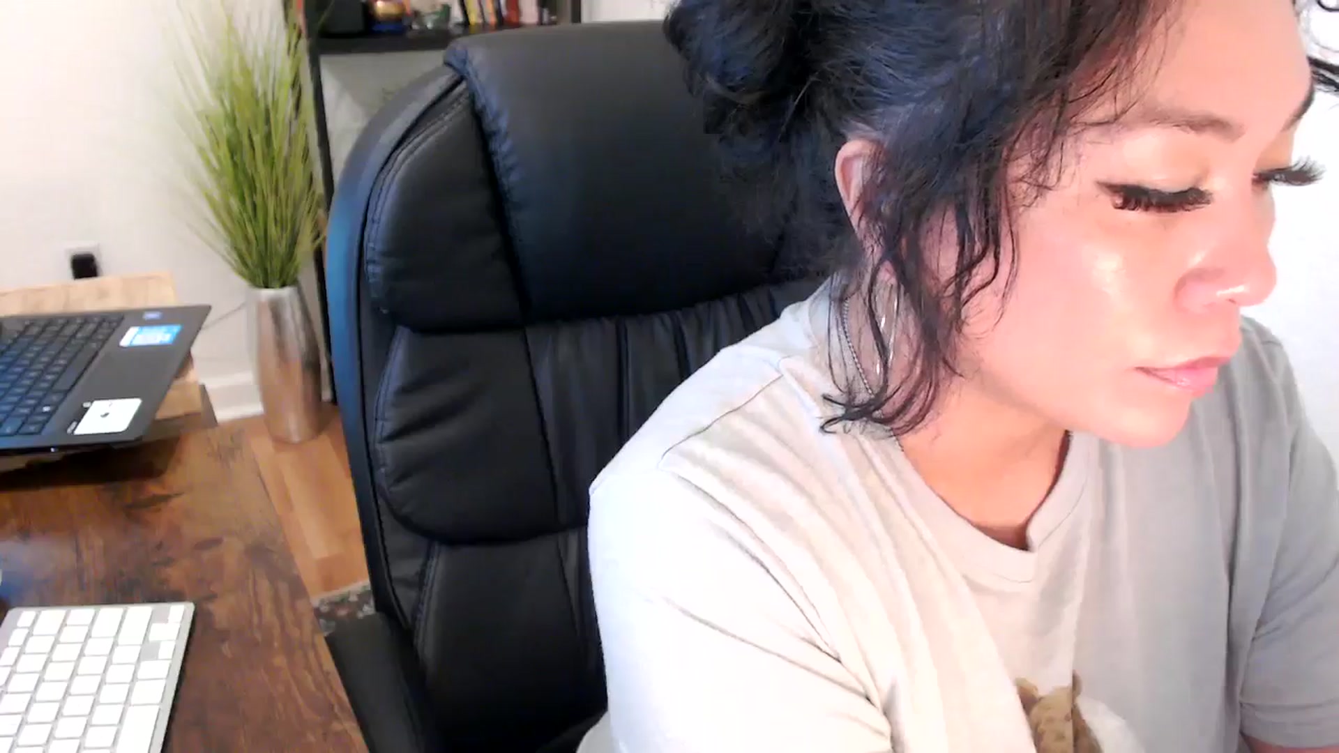Gallery image thumbnail from MickaylaMinx's myfreecams stream on, 11/06/2024, 21:20 image 13 of 20