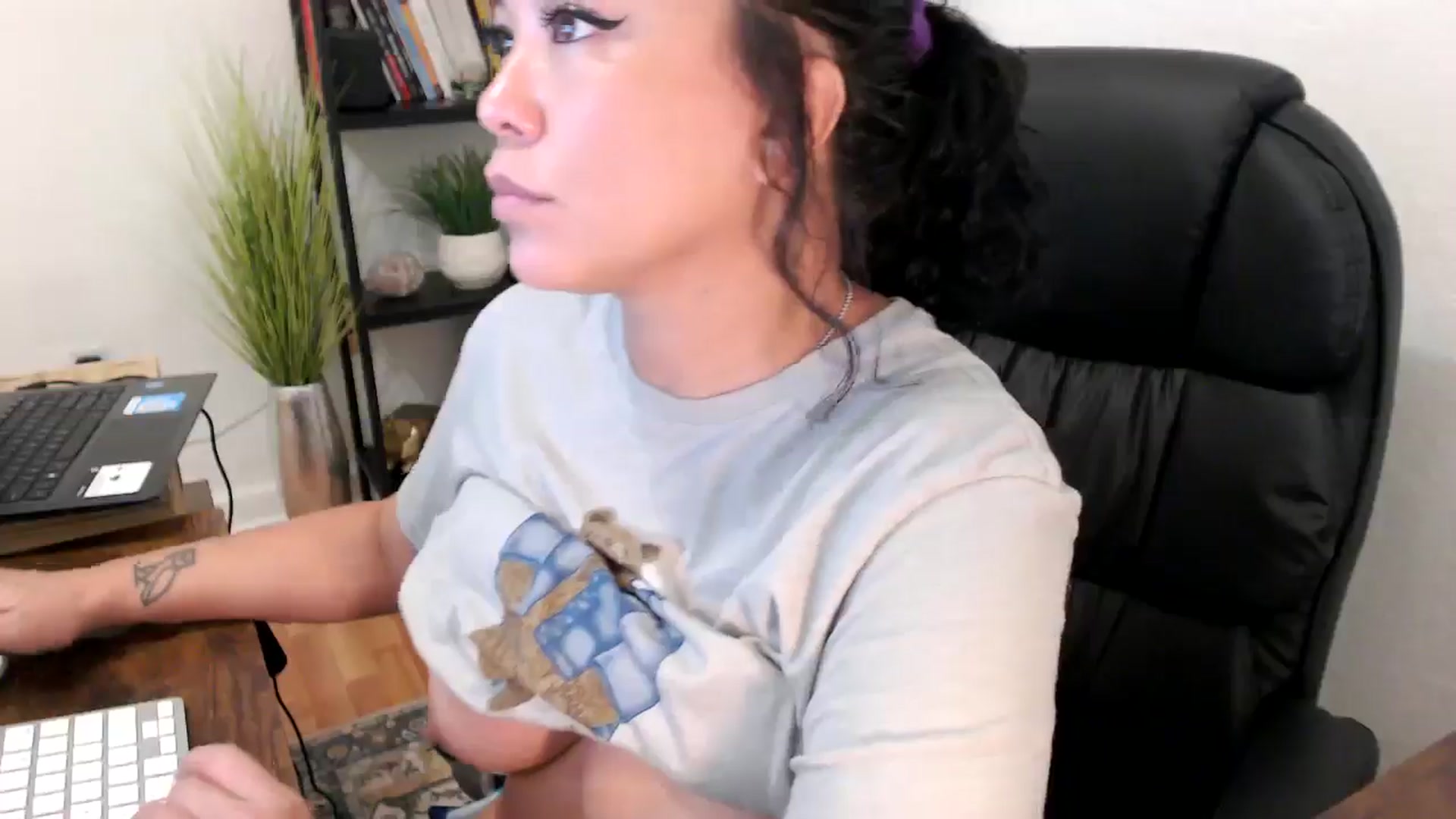 Gallery image thumbnail from MickaylaMinx's myfreecams stream on, 11/11/2024, 17:36 image 10 of 20