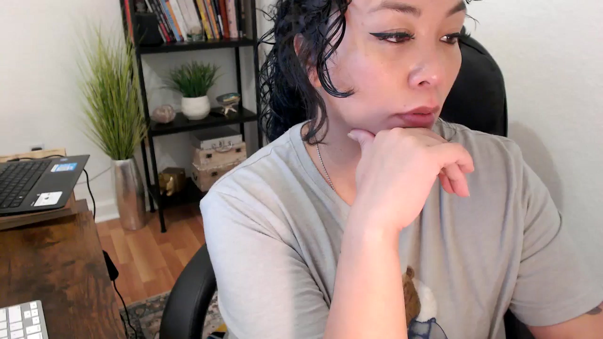 Gallery image thumbnail from MickaylaMinx's myfreecams stream on, 11/11/2024, 18:16 image 18 of 20