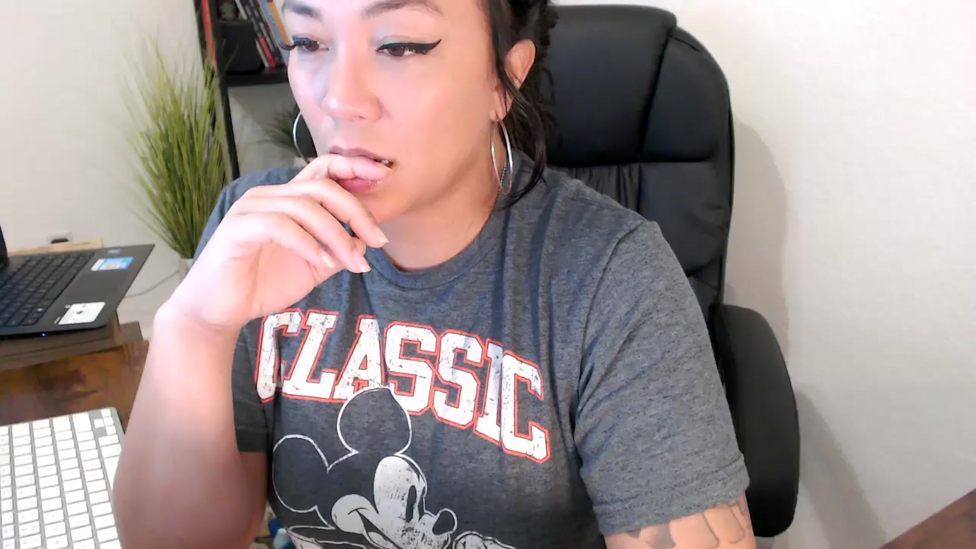 Gallery image thumbnail from MickaylaMinx's myfreecams stream on, 11/12/2024, 16:05 image 15 of 20