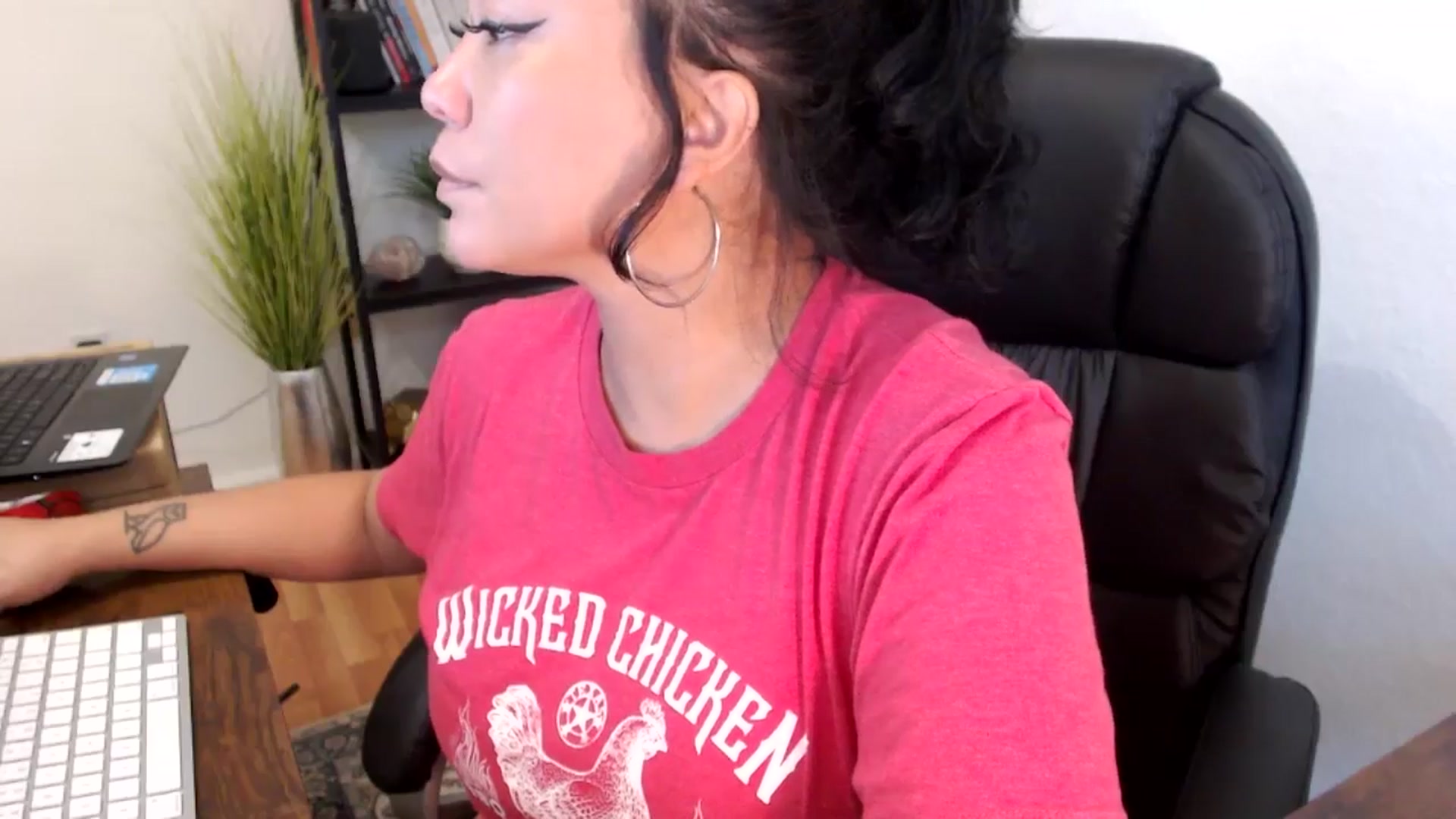 Gallery image thumbnail from MickaylaMinx's myfreecams stream on, 11/13/2024, 17:38 image 6 of 20