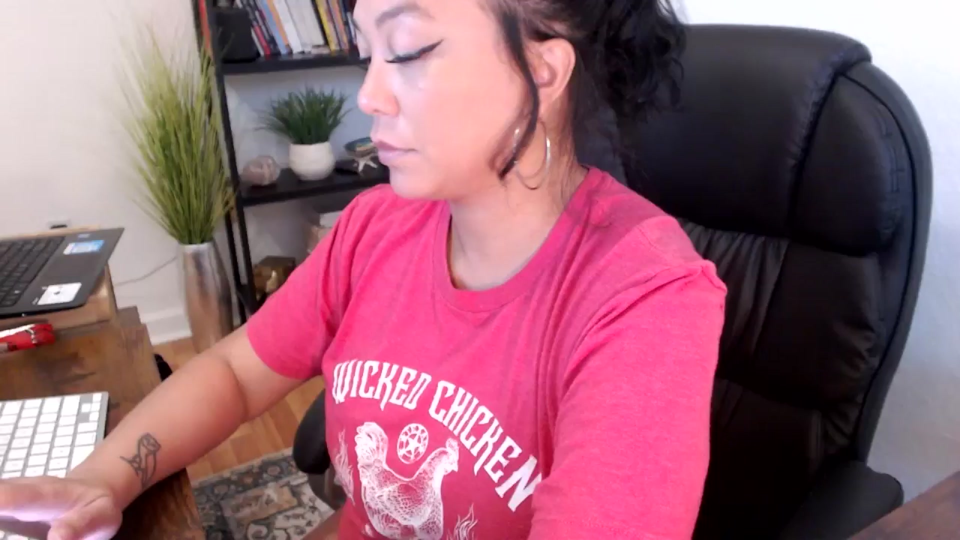 Gallery image thumbnail from MickaylaMinx's myfreecams stream on, 11/13/2024, 17:38 image 19 of 20