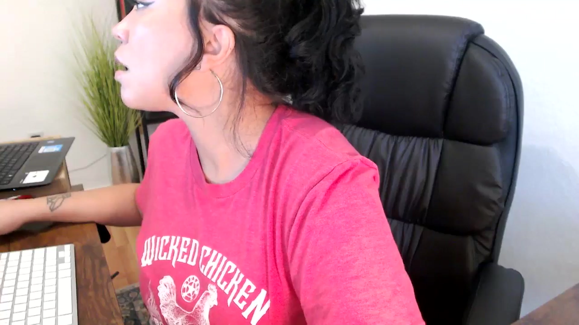 Gallery image thumbnail from MickaylaMinx's myfreecams stream on, 11/13/2024, 17:38 image 7 of 20