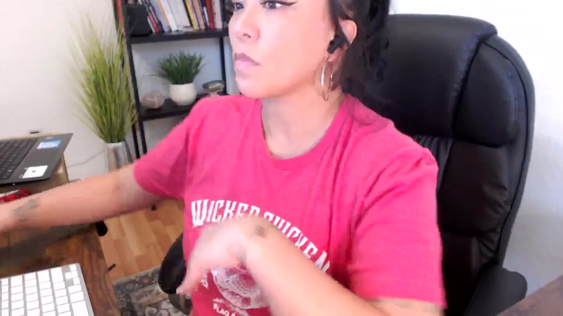 Gallery image thumbnail from MickaylaMinx's myfreecams stream on, 11/13/2024, 17:56 image 20 of 20