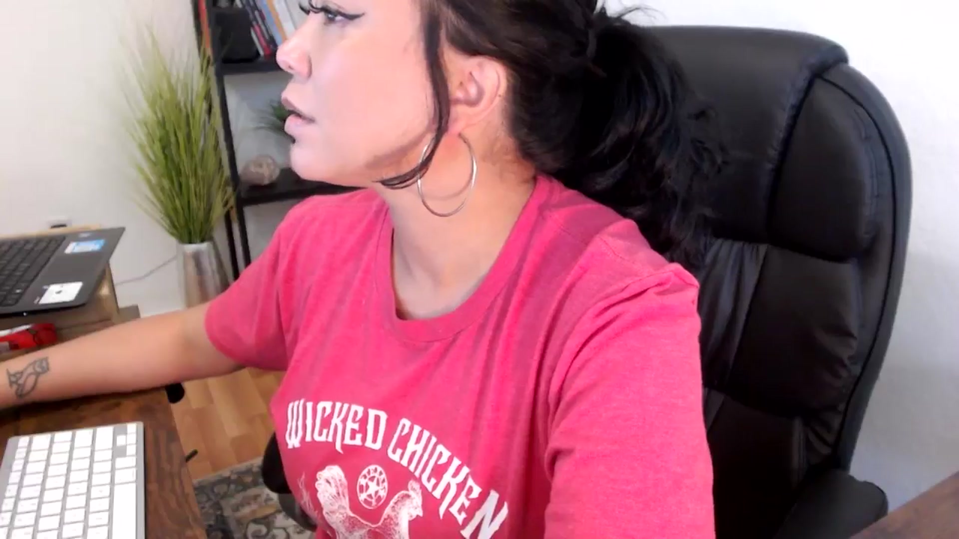 Gallery image thumbnail from MickaylaMinx's myfreecams stream on, 11/13/2024, 18:43 image 3 of 20