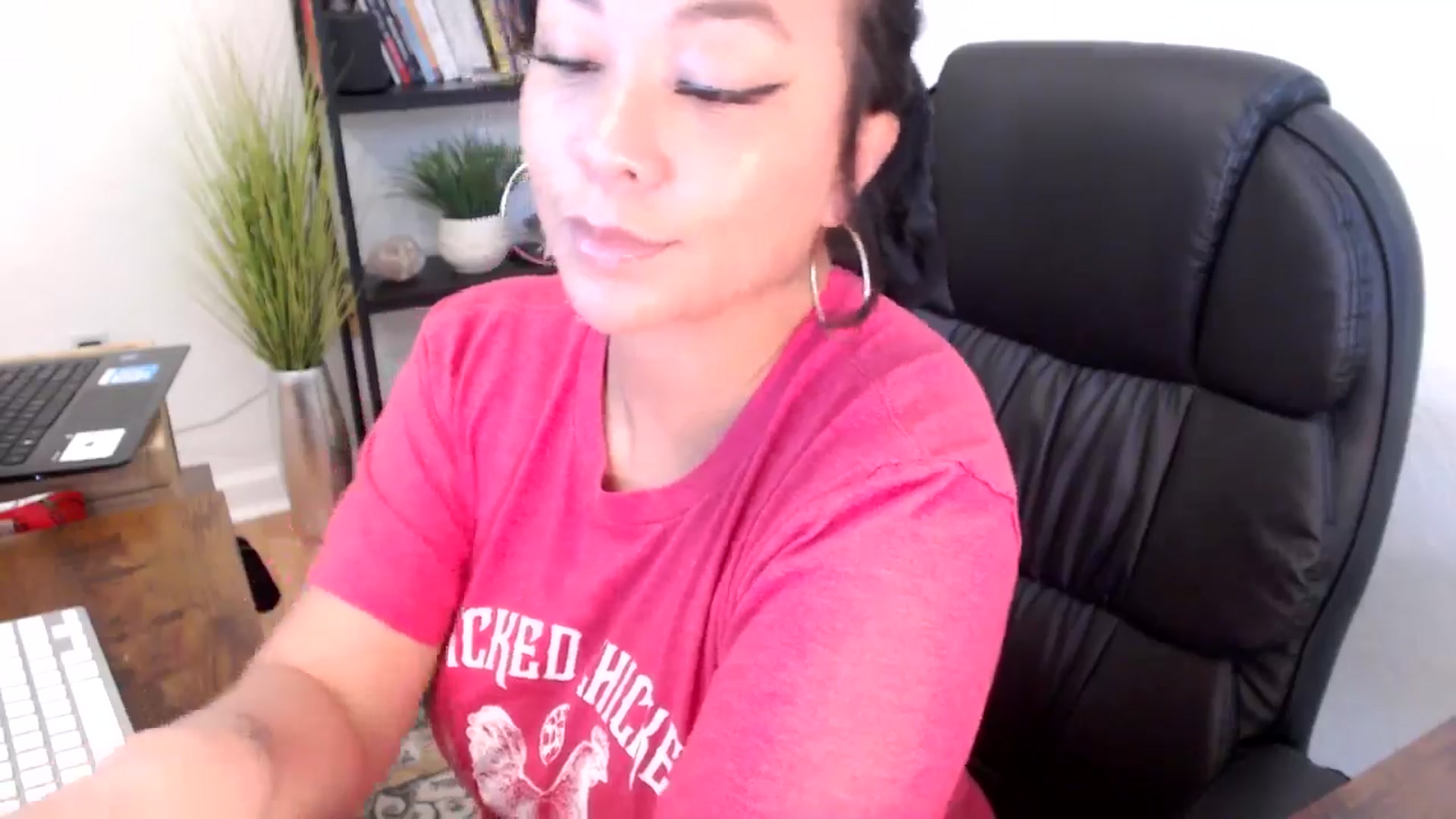 Gallery image thumbnail from MickaylaMinx's myfreecams stream on, 11/13/2024, 18:43 image 15 of 20