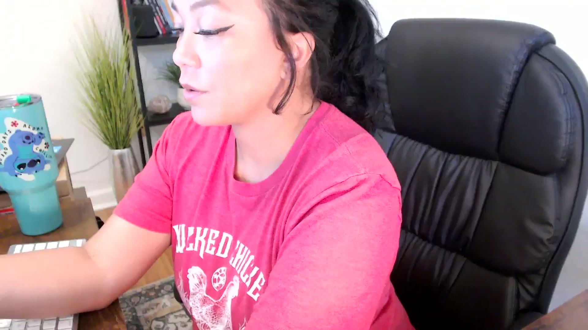 Gallery image thumbnail from MickaylaMinx's myfreecams stream on, 11/13/2024, 20:01 image 6 of 20