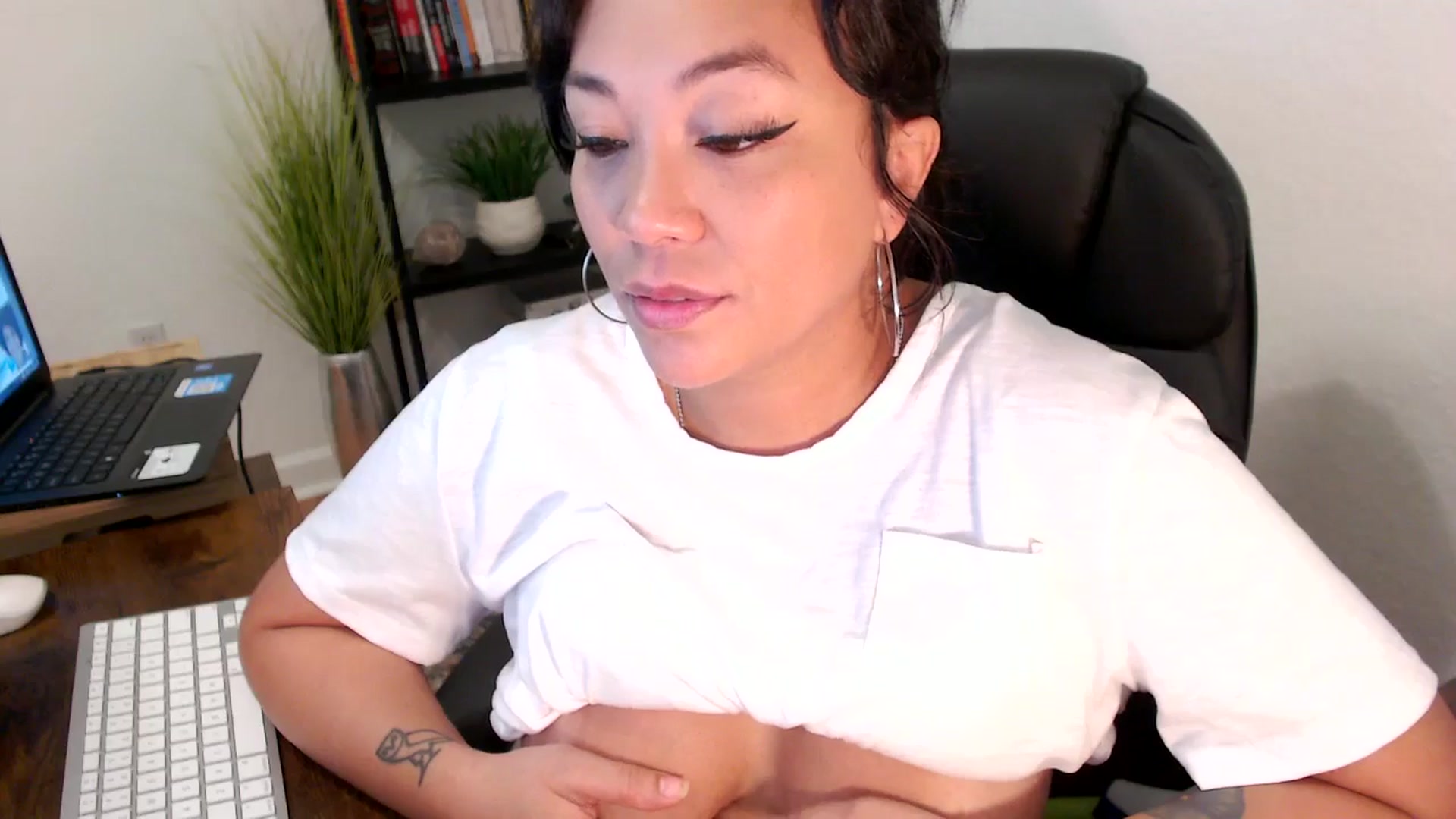 Gallery image thumbnail from MickaylaMinx's myfreecams stream on, 11/14/2024, 16:51 image 7 of 20