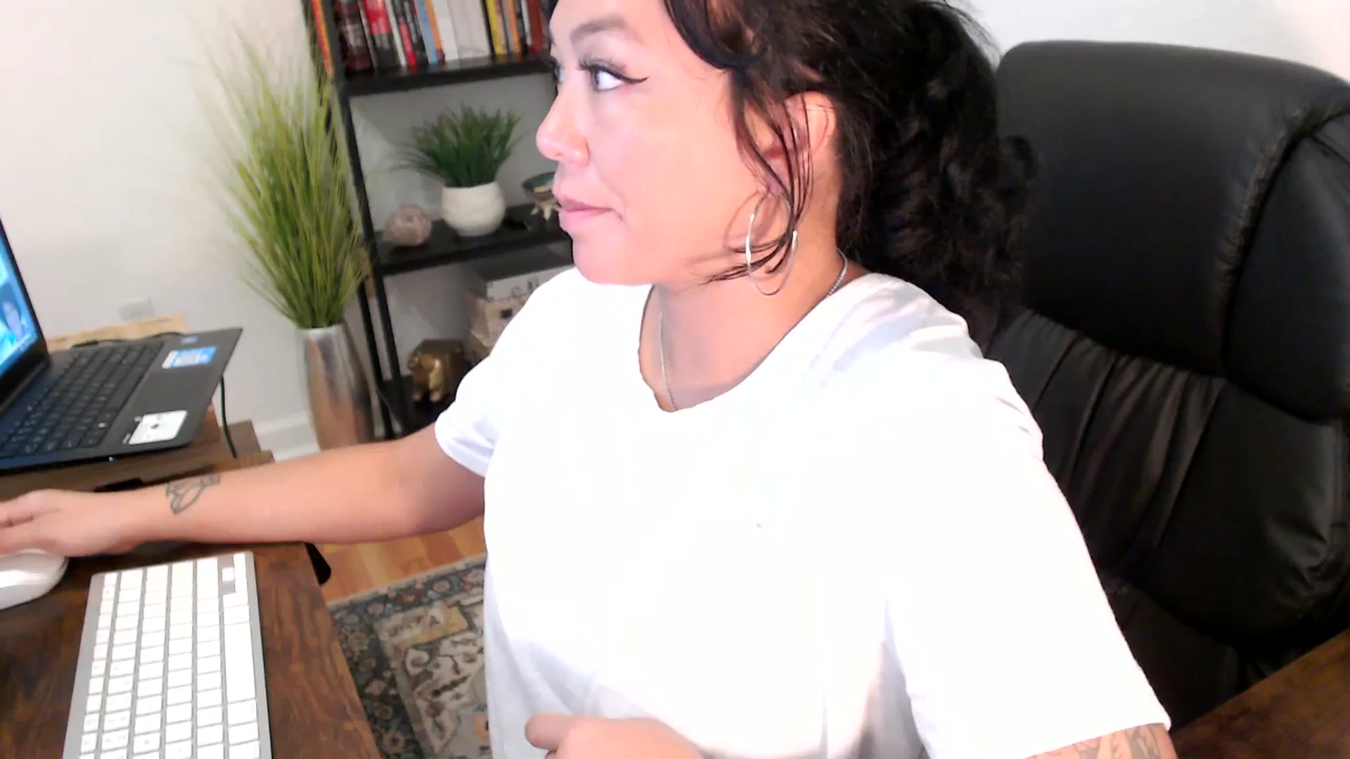 Gallery image thumbnail from MickaylaMinx's myfreecams stream on, 11/14/2024, 18:29 image 10 of 20