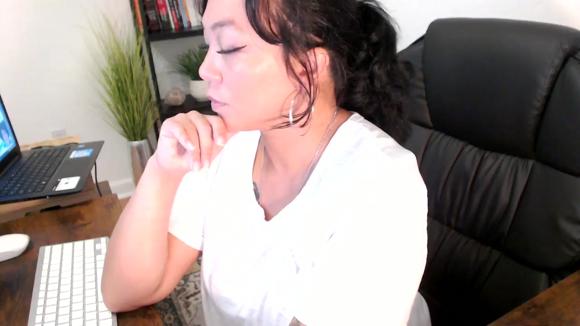 Gallery image thumbnail from MickaylaMinx's myfreecams stream on, 11/14/2024, 18:29 image 5 of 20