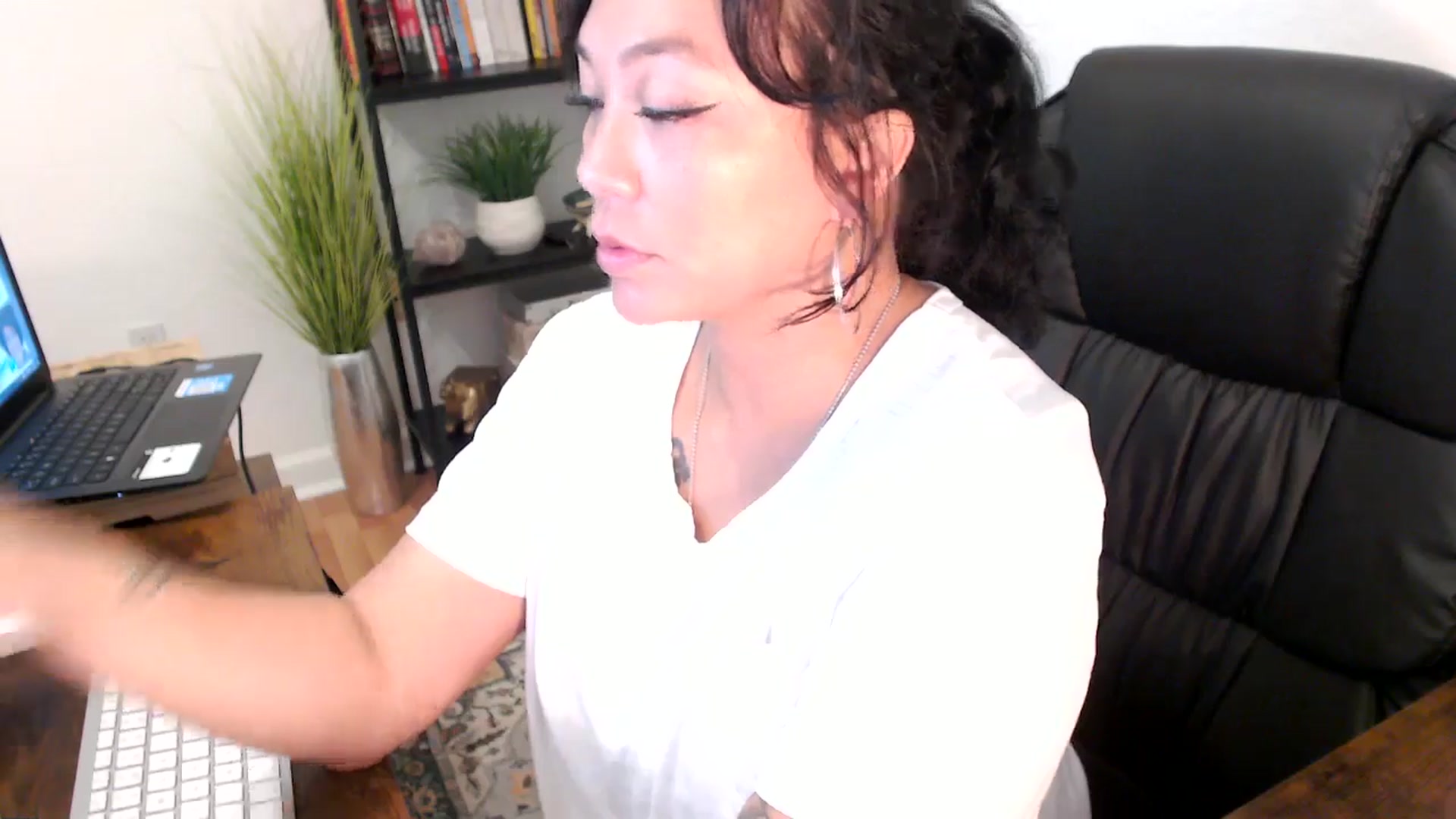 Gallery image thumbnail from MickaylaMinx's myfreecams stream on, 11/14/2024, 18:29 image 2 of 20