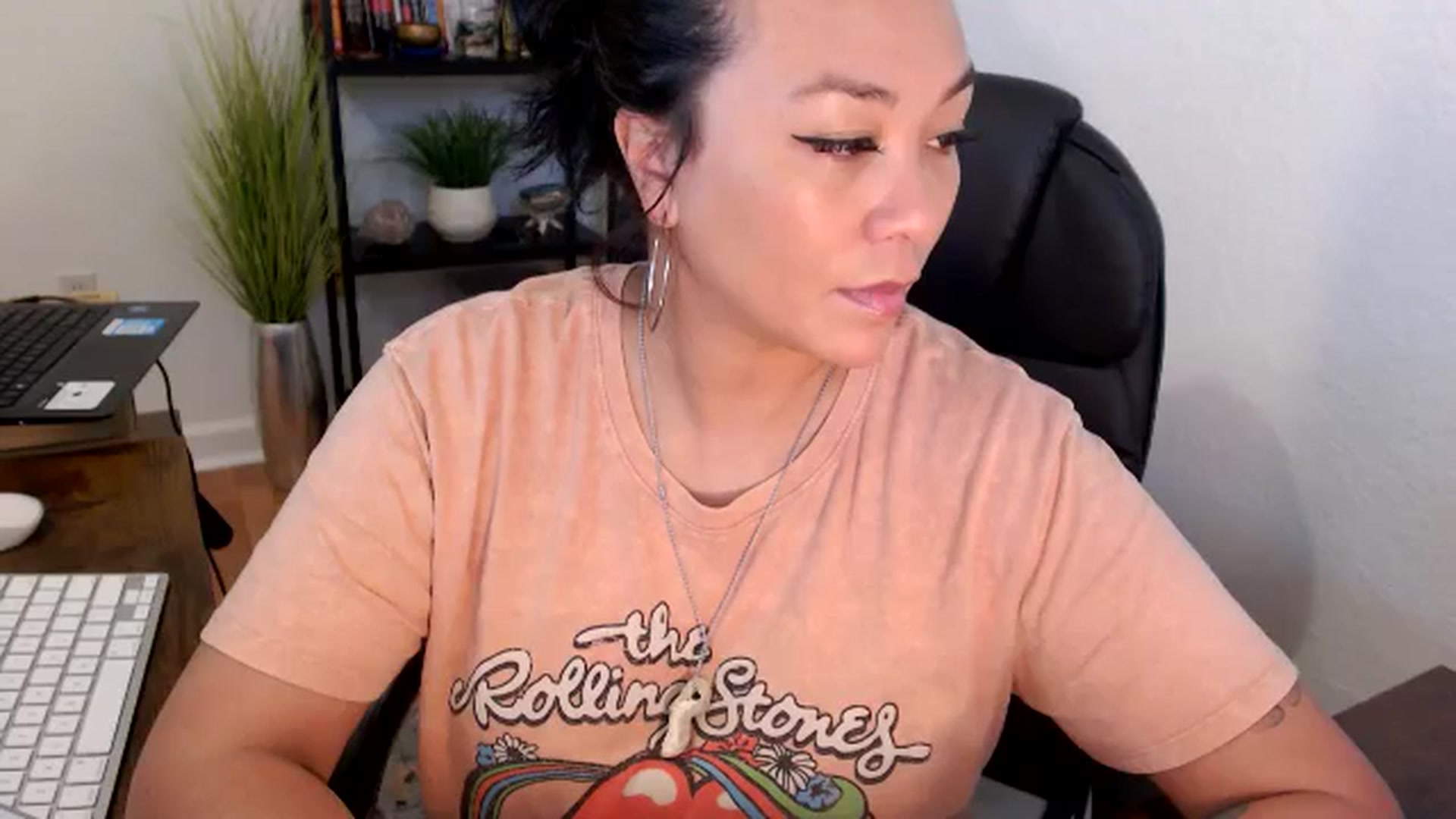 Gallery image thumbnail from MickaylaMinx's myfreecams stream on, 11/19/2024, 15:32 image 17 of 20