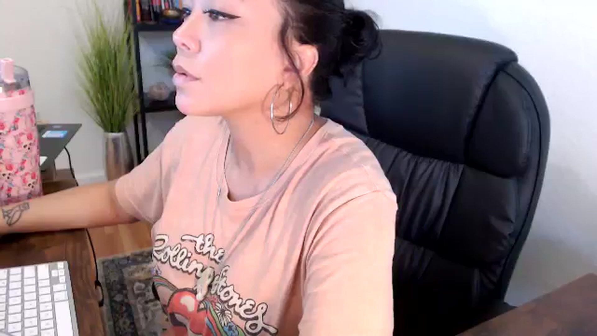 Gallery image thumbnail from MickaylaMinx's myfreecams stream on, 11/19/2024, 15:56 image 11 of 20