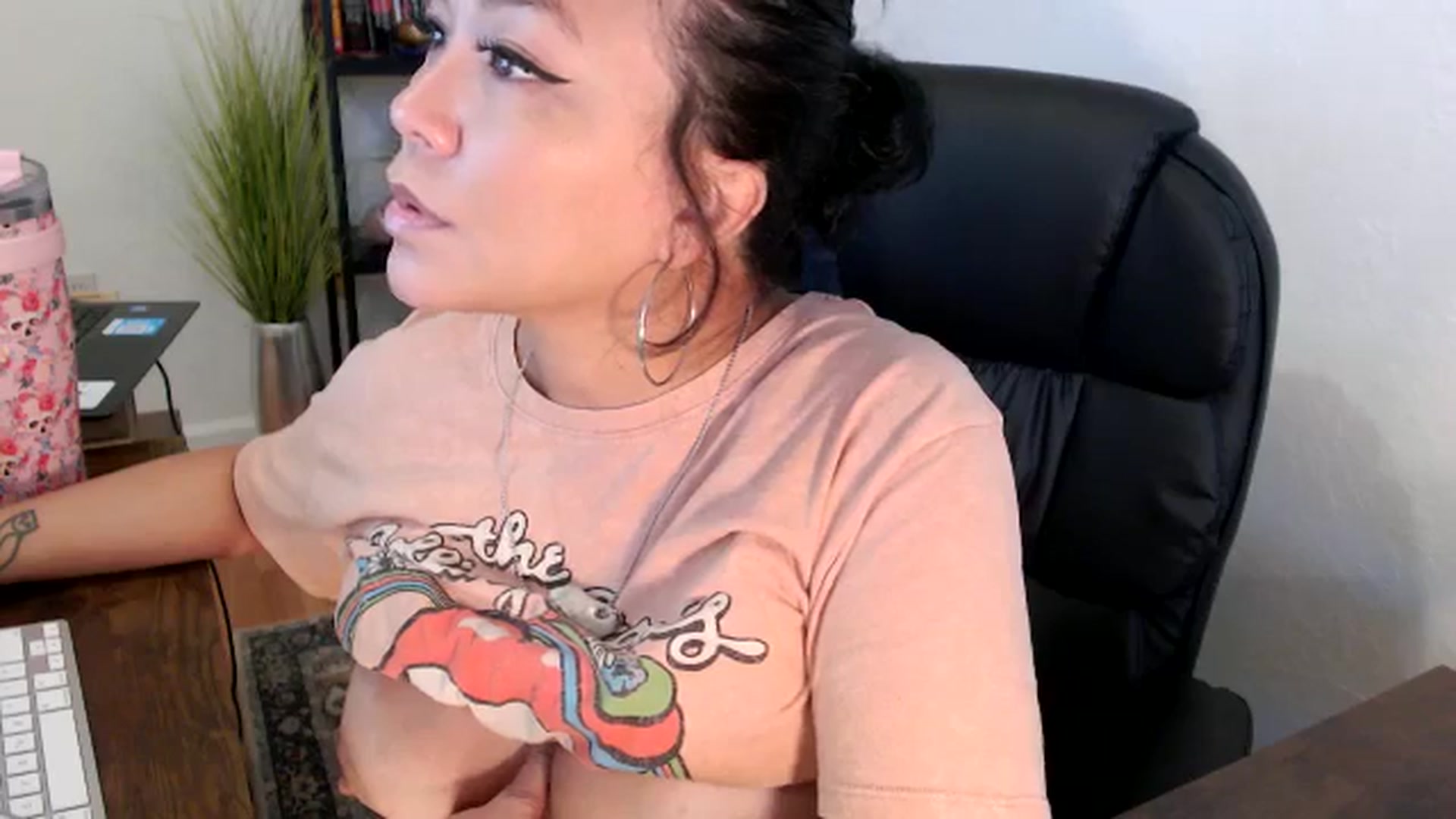 Gallery image thumbnail from MickaylaMinx's myfreecams stream on, 11/19/2024, 16:33 image 12 of 20