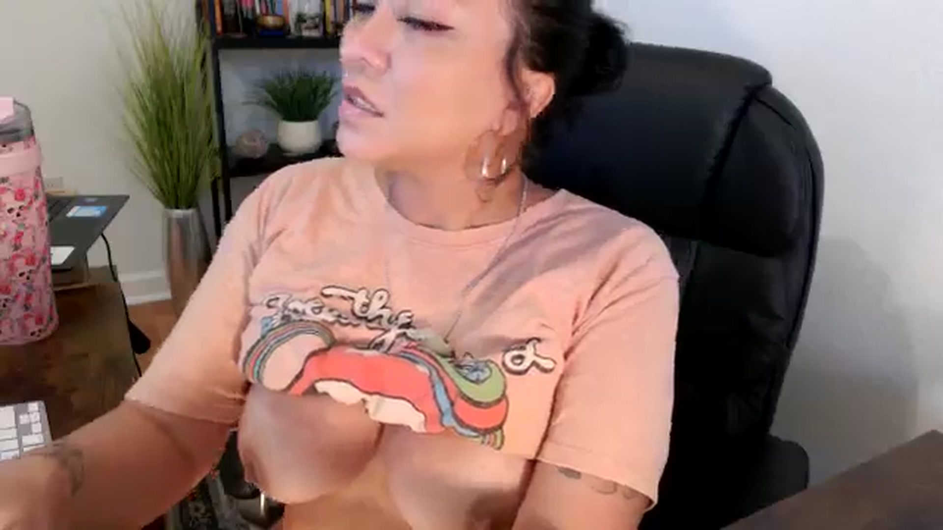 Gallery image thumbnail from MickaylaMinx's myfreecams stream on, 11/19/2024, 16:33 image 7 of 20
