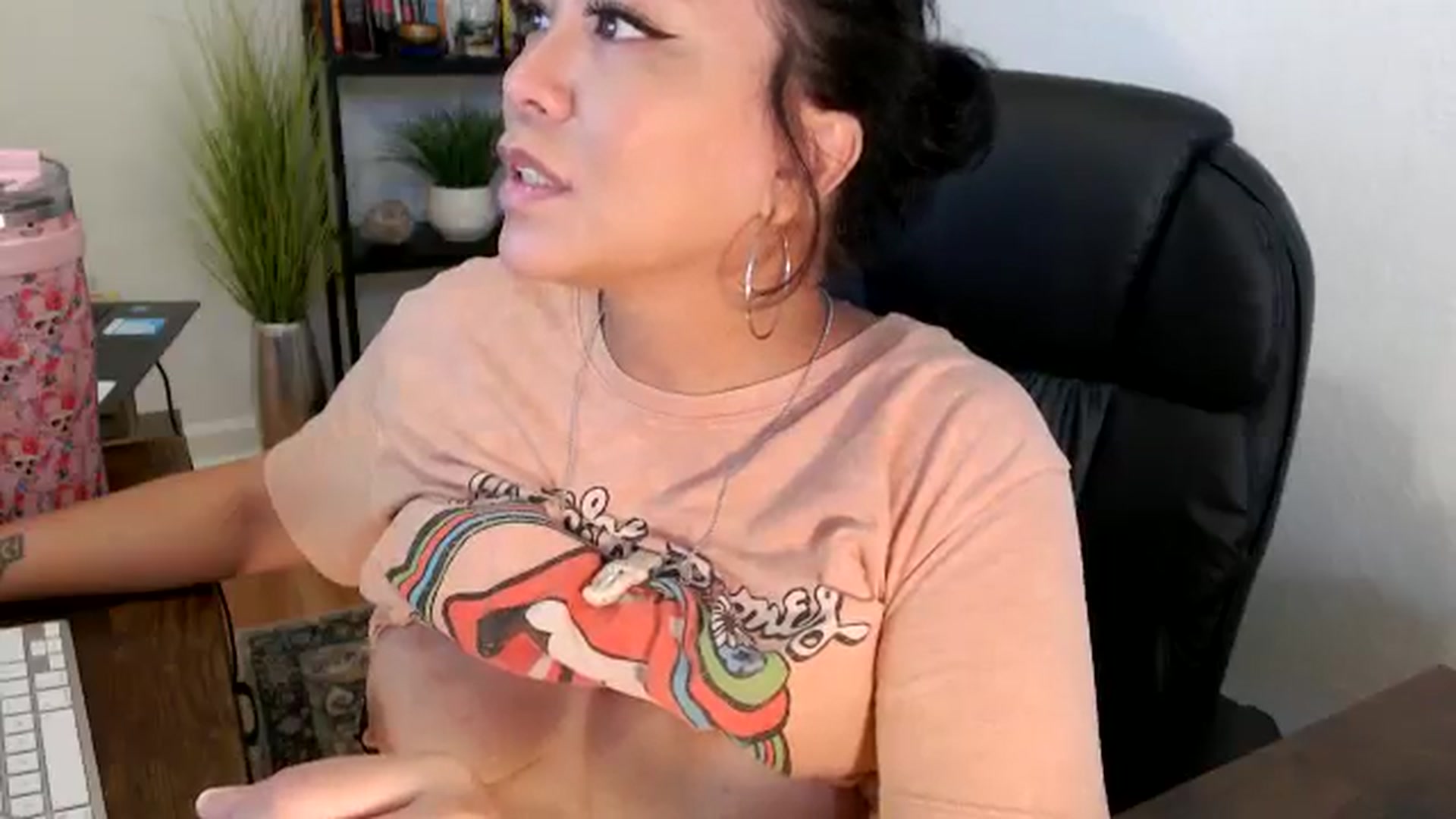 Gallery image thumbnail from MickaylaMinx's myfreecams stream on, 11/19/2024, 17:00 image 3 of 20